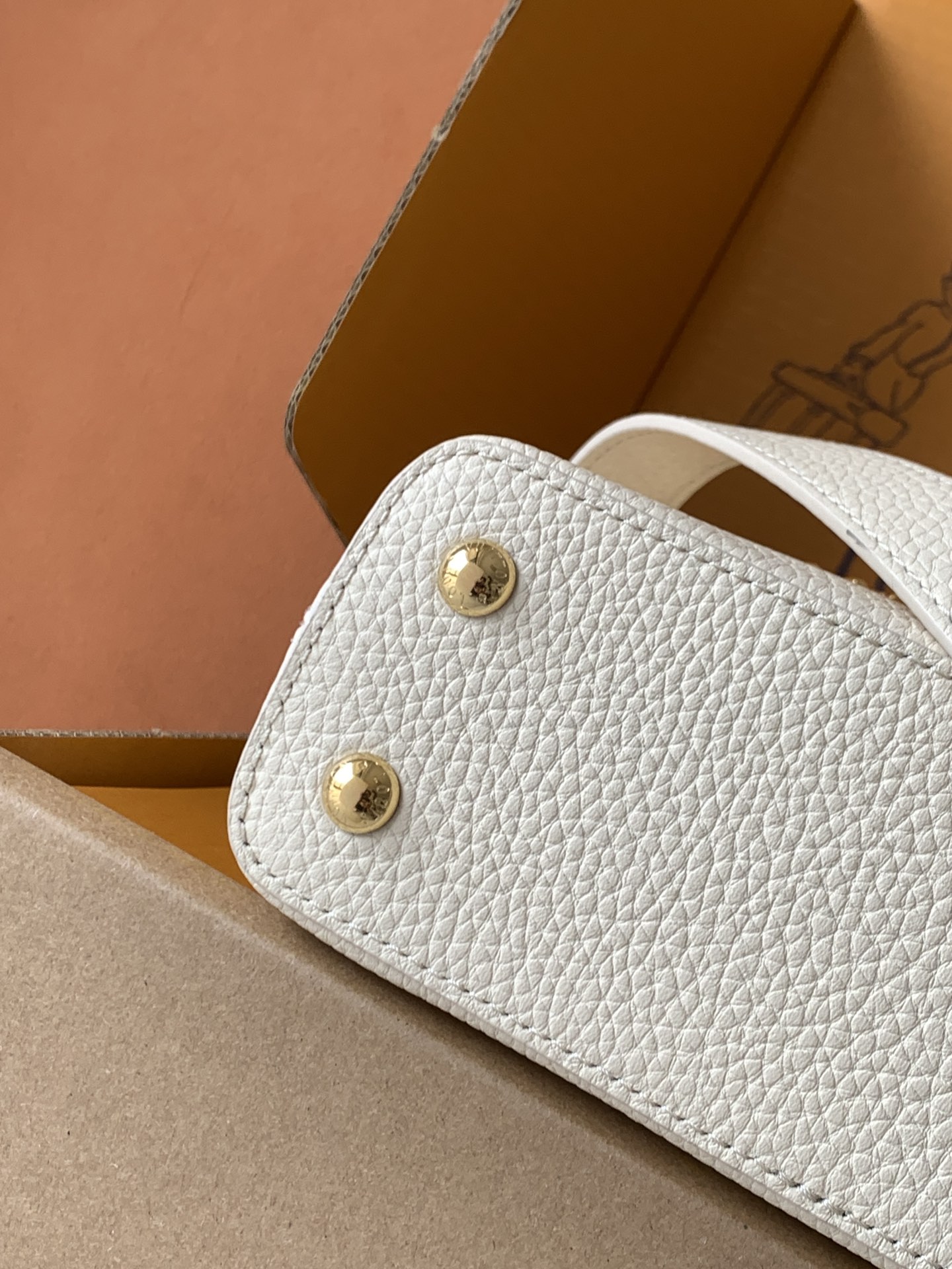 全钢五金 M15117 精品级别 进口牛皮珍珠白配香芋紫金本款Capucines迷你手袋向巴洛克风格珠宝