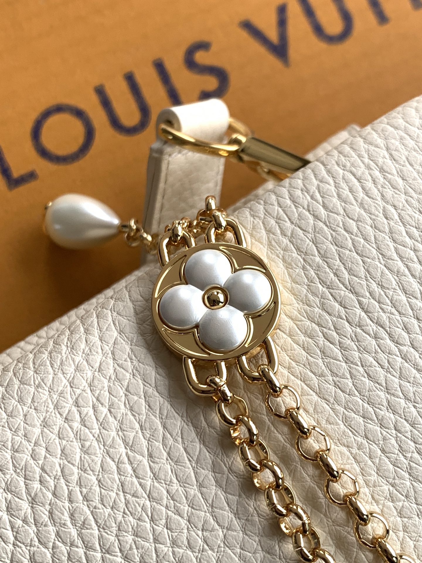 全钢五金 M15117 精品级别 进口牛皮珍珠白配香芋紫金本款Capucines迷你手袋向巴洛克风格珠宝