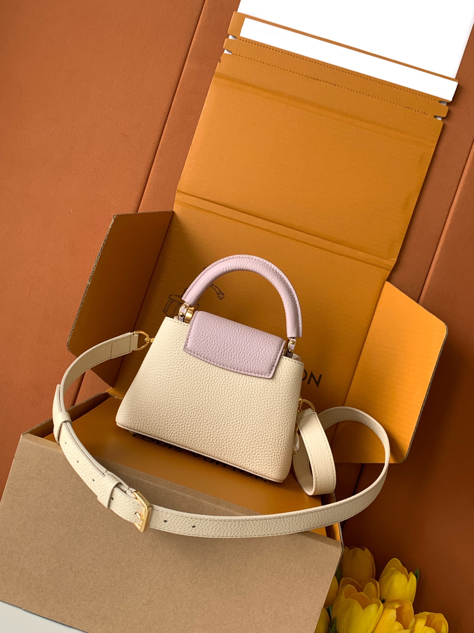 全钢五金 M15117 精品级别 进口牛皮珍珠白配香芋紫金本款Capucines迷你手袋向巴洛克风格珠宝