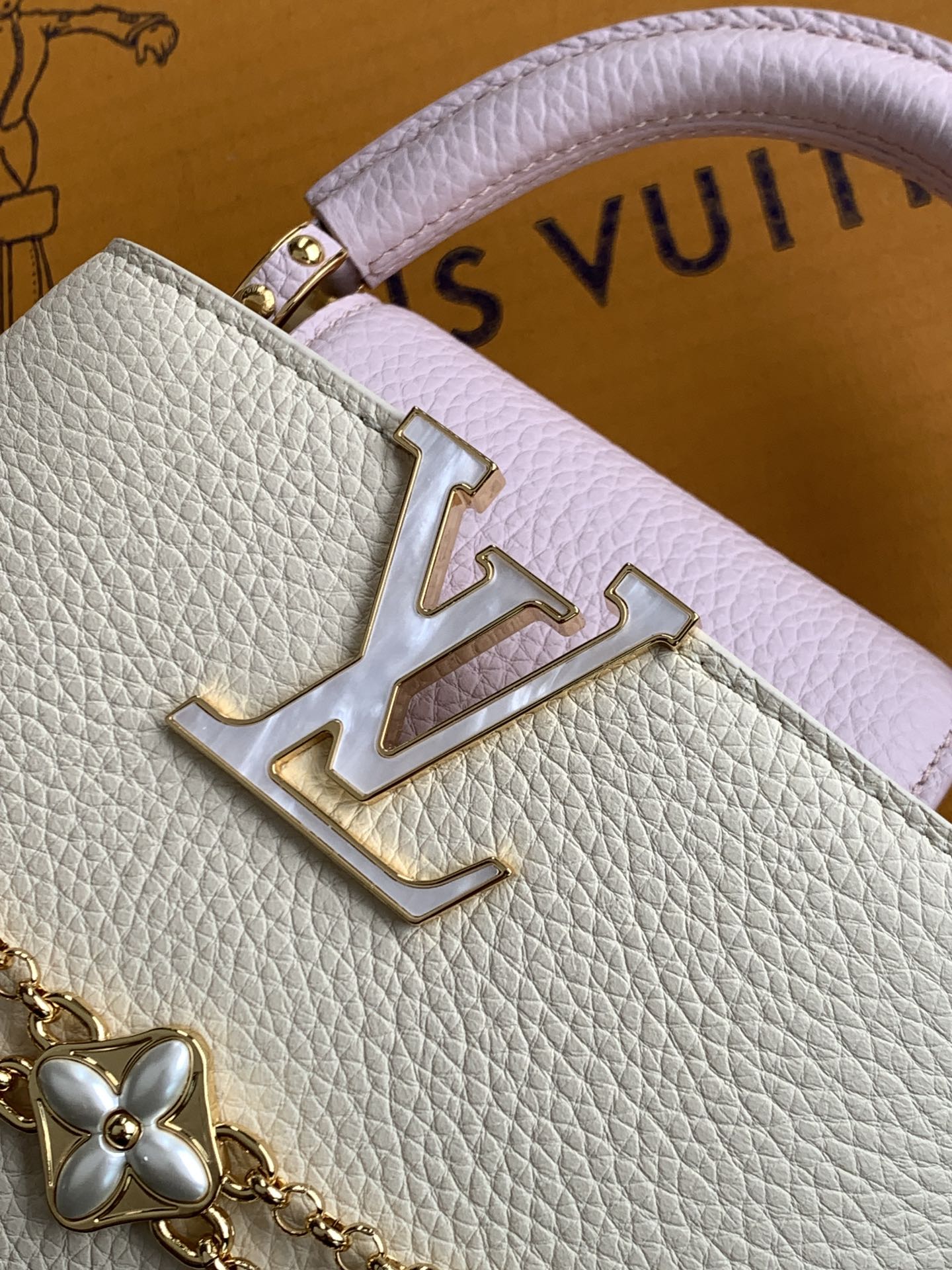 全钢五金 M15117 精品级别 进口牛皮珍珠白配香芋紫金本款Capucines迷你手袋向巴洛克风格珠宝