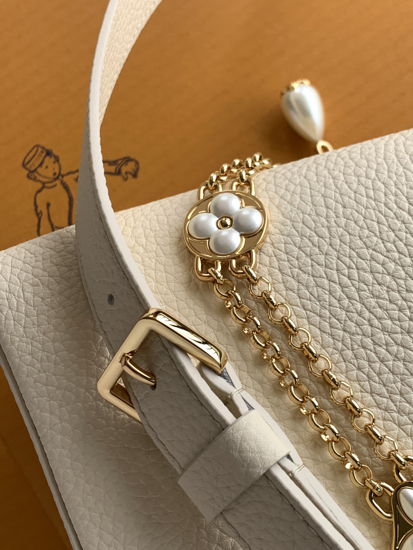 全钢五金 M15118 精品级别 进口牛皮珍珠白配香芋紫金本款Capucines迷你手袋向巴洛克风格珠宝