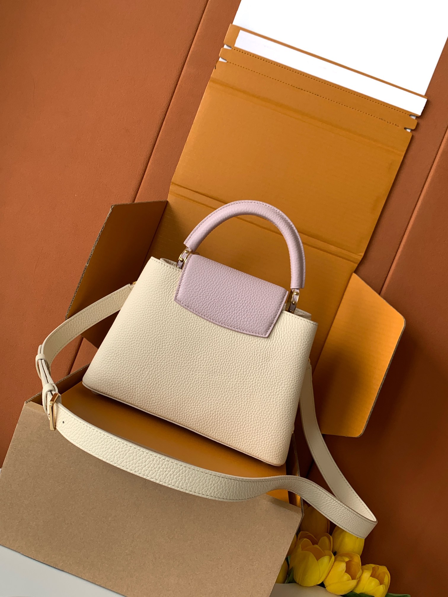 全钢五金 M15118 精品级别 进口牛皮珍珠白配香芋紫金本款Capucines迷你手袋向巴洛克风格珠宝