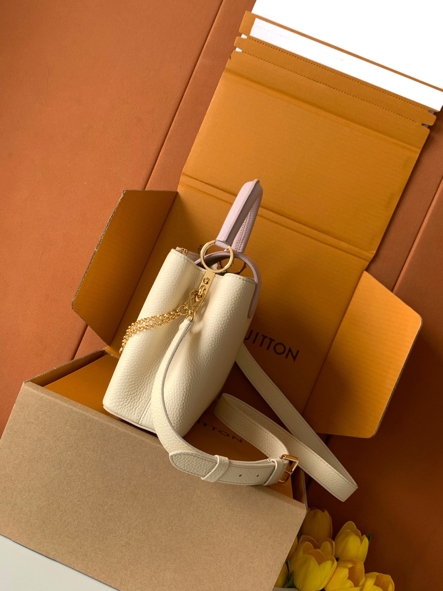 全钢五金 M15118 精品级别 进口牛皮珍珠白配香芋紫金本款Capucines迷你手袋向巴洛克风格珠宝