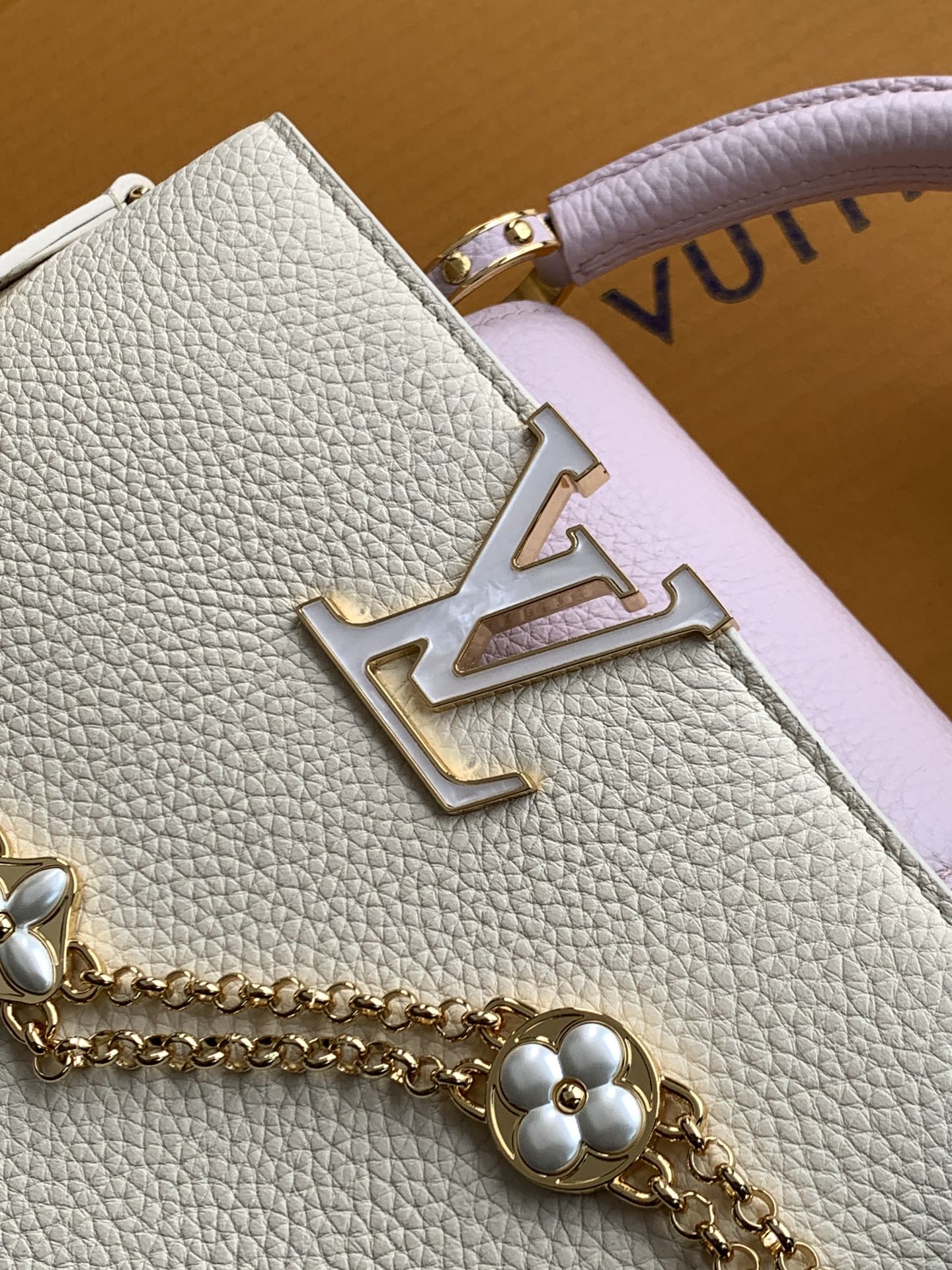 全钢五金 M15118 精品级别 进口牛皮珍珠白配香芋紫金本款Capucines迷你手袋向巴洛克风格珠宝