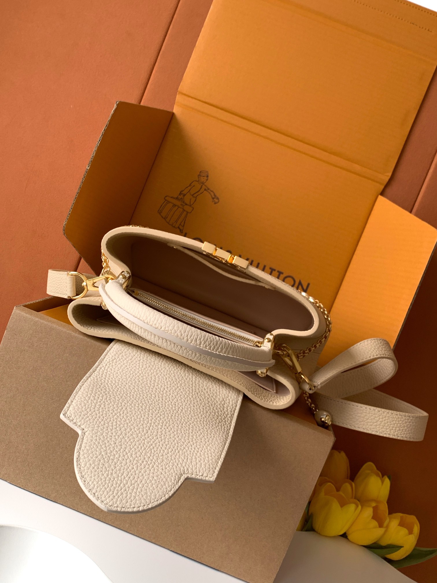 全钢五金 M25461 精品级别 进口牛皮浅土黄金本款Capucines迷你手袋向巴洛克风格珠宝汲取灵感