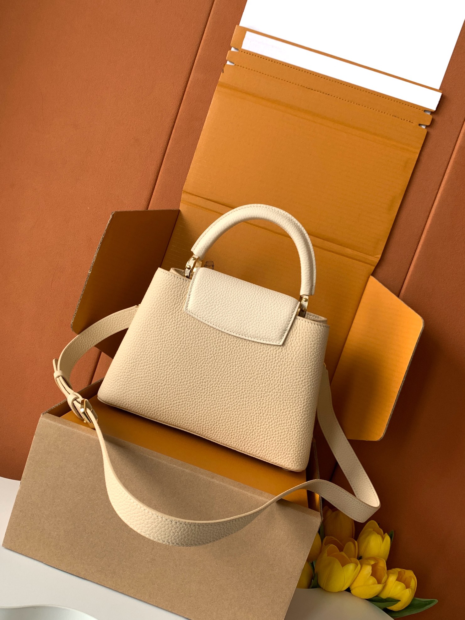 全钢五金 M25461 精品级别 进口牛皮浅土黄金本款Capucines迷你手袋向巴洛克风格珠宝汲取灵感