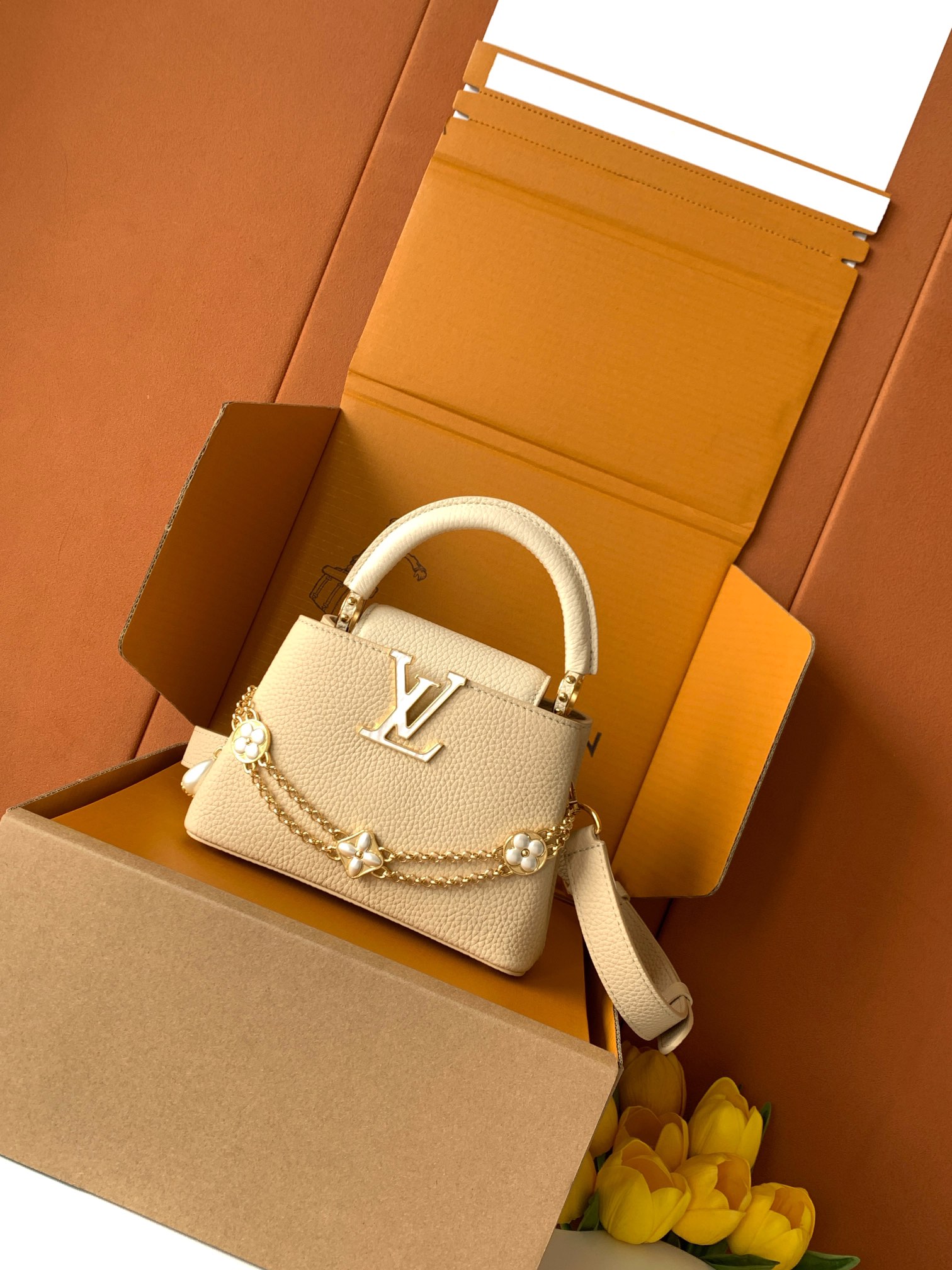 全钢五金 M25460 精品级别 进口牛皮浅土黄金 本款Capucines迷你手袋向巴洛克风格珠宝汲取灵