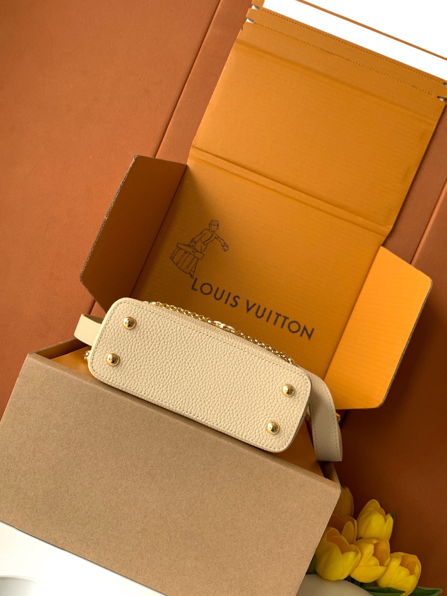 全钢五金 M25460 精品级别 进口牛皮浅土黄金 本款Capucines迷你手袋向巴洛克风格珠宝汲取灵