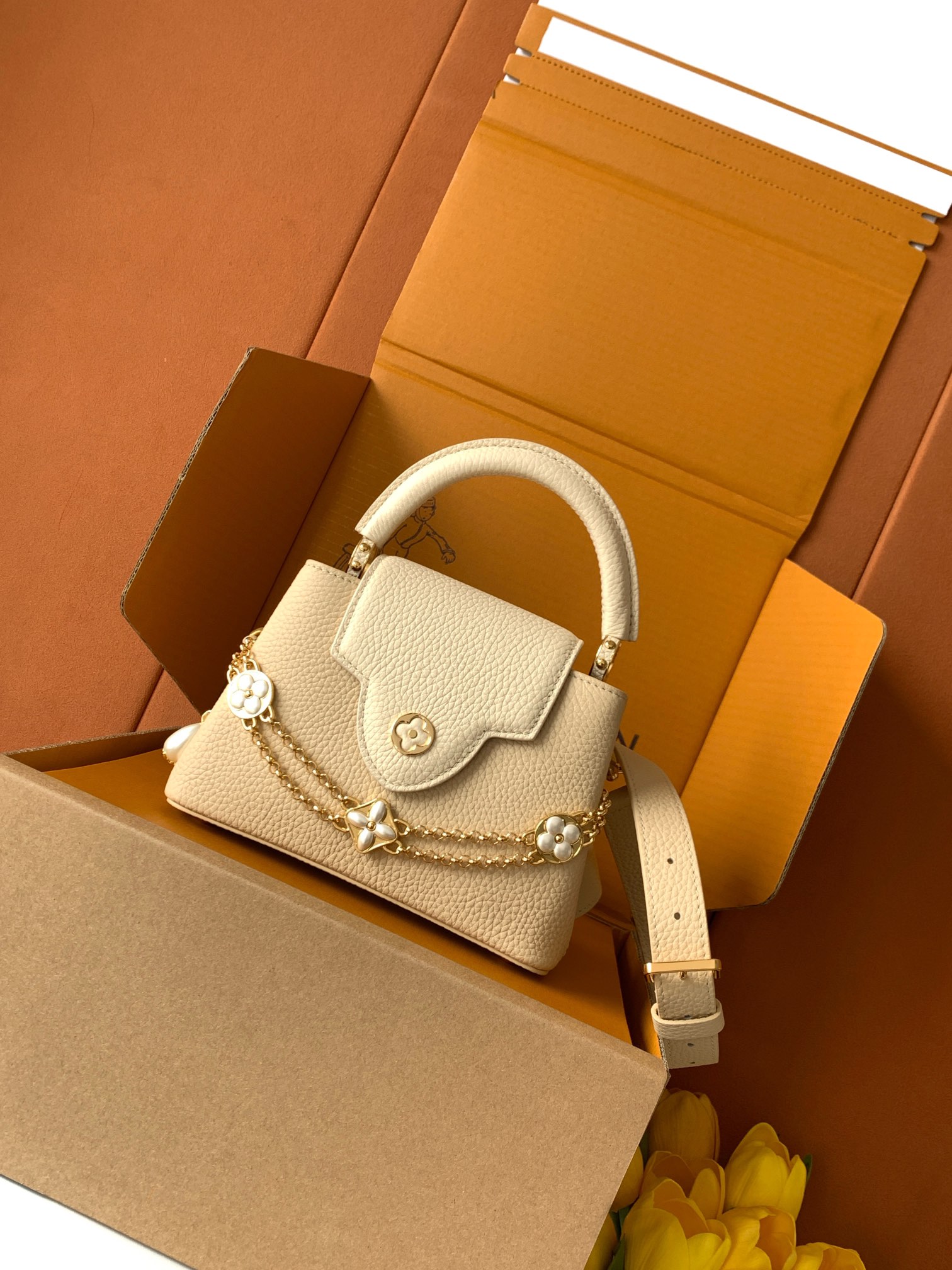 全钢五金 M25460 精品级别 进口牛皮浅土黄金 本款Capucines迷你手袋向巴洛克风格珠宝汲取灵