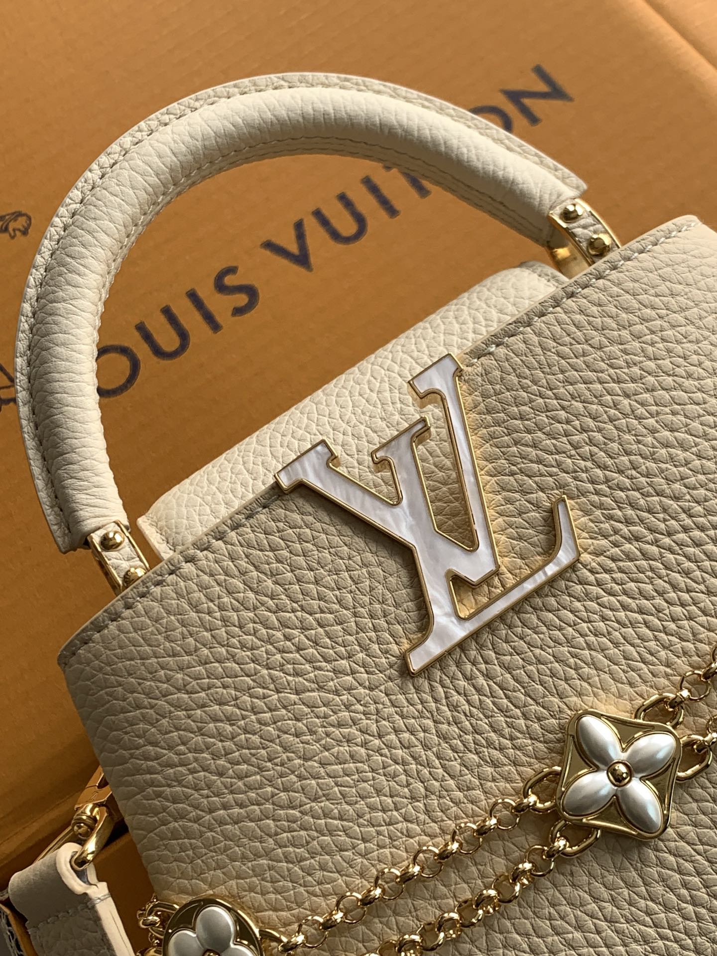 全钢五金 M25460 精品级别 进口牛皮浅土黄金 本款Capucines迷你手袋向巴洛克风格珠宝汲取灵