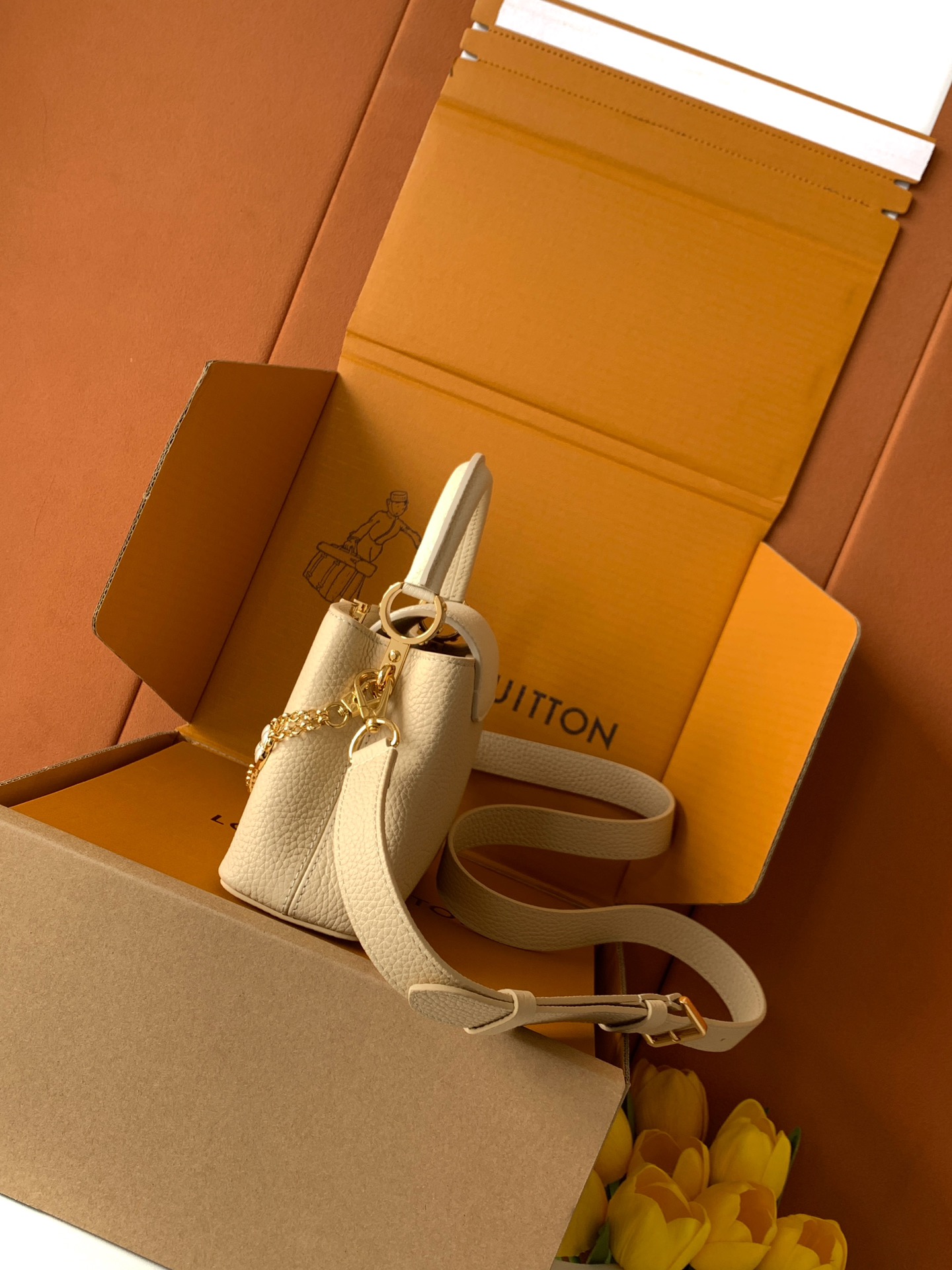 全钢五金 M25460 精品级别 进口牛皮浅土黄金 本款Capucines迷你手袋向巴洛克风格珠宝汲取灵