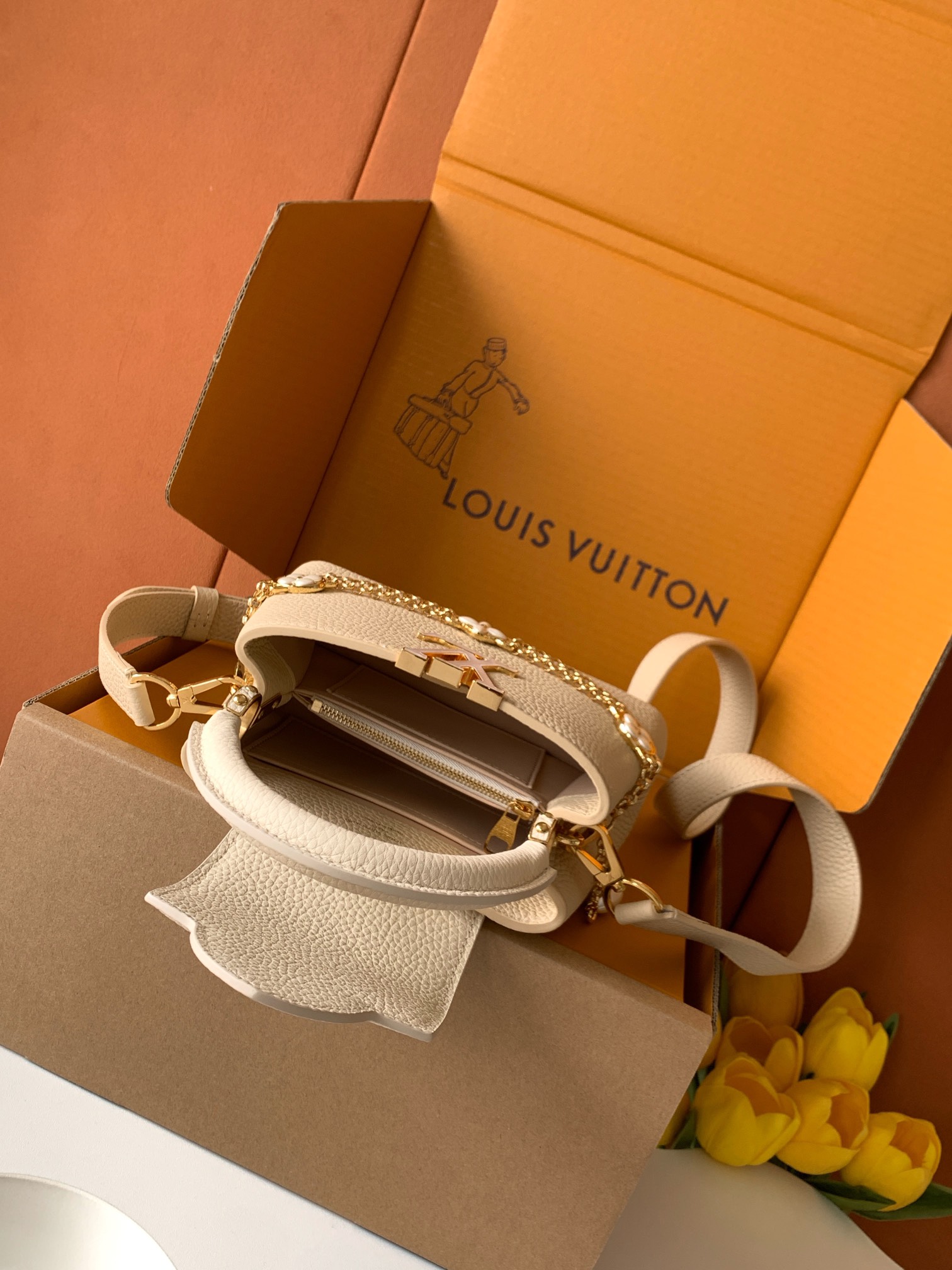 全钢五金 M25460 精品级别 进口牛皮浅土黄金 本款Capucines迷你手袋向巴洛克风格珠宝汲取灵