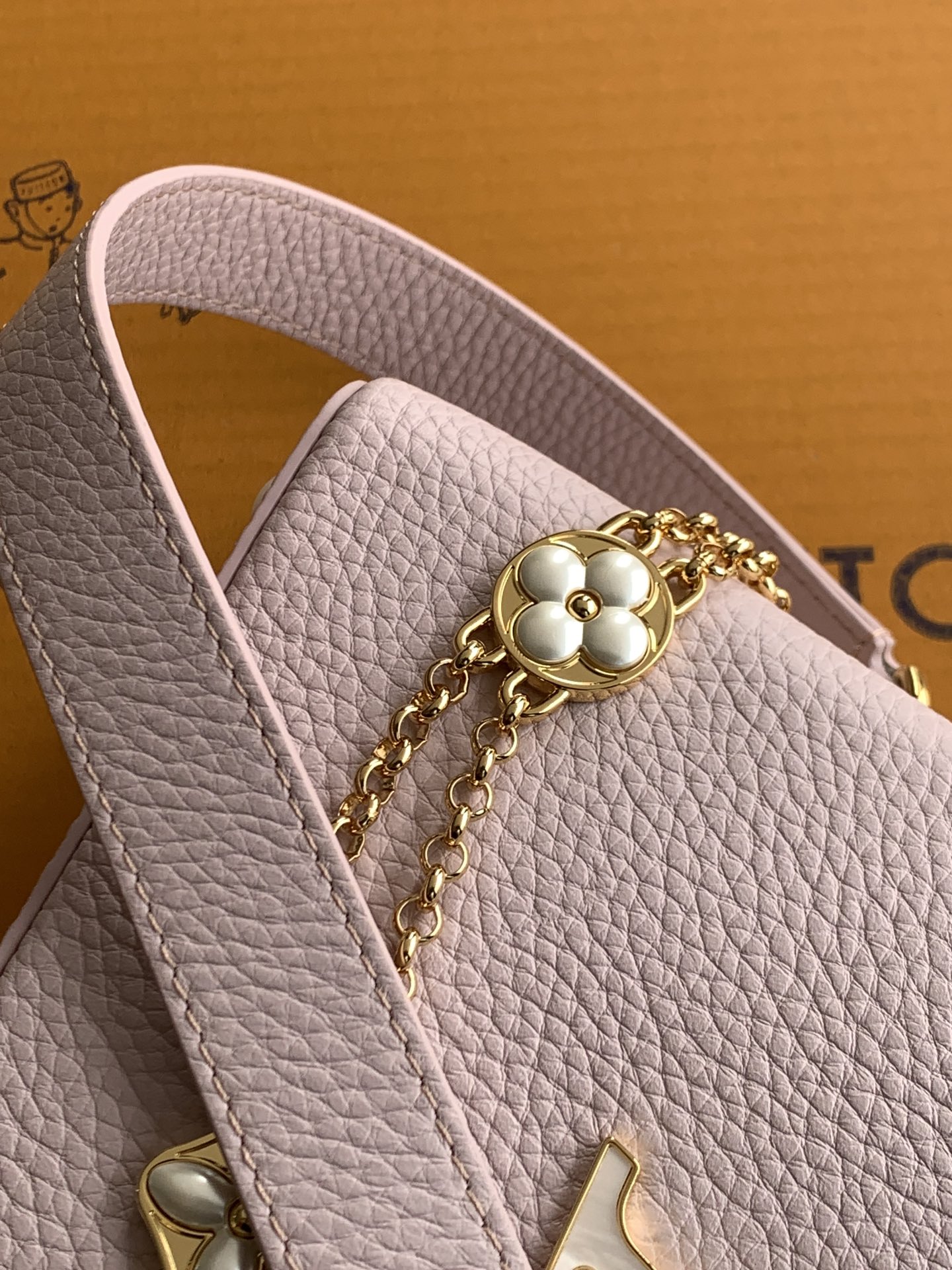 全钢五金 M25476 精品级别 进口牛皮 香芋紫金 本款Capucines迷你手袋向巴洛克风格珠宝汲取