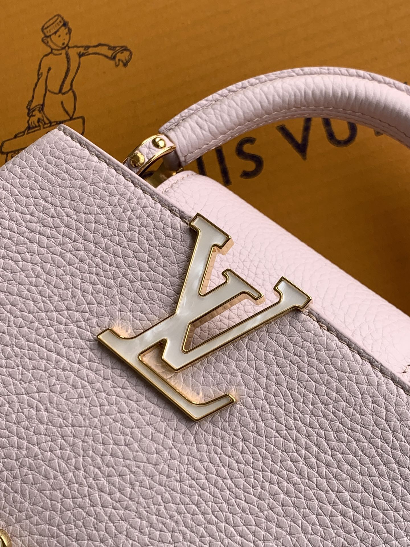 全钢五金 M25476 精品级别 进口牛皮 香芋紫金 本款Capucines迷你手袋向巴洛克风格珠宝汲取