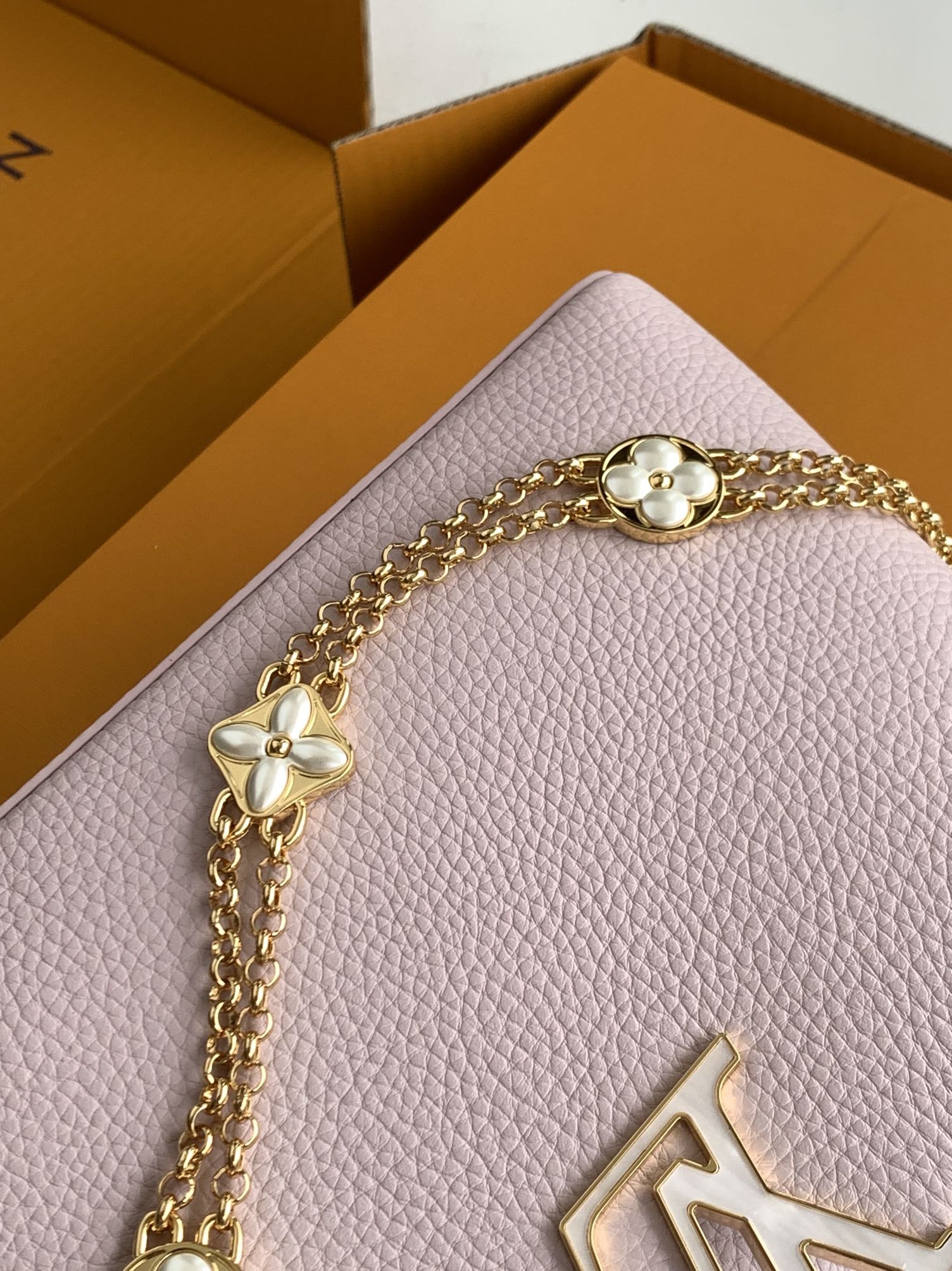 全钢五金 M25477 精品级别 进口牛皮香芋紫金 本款Capucines迷你手袋向巴洛克风格珠宝汲取灵