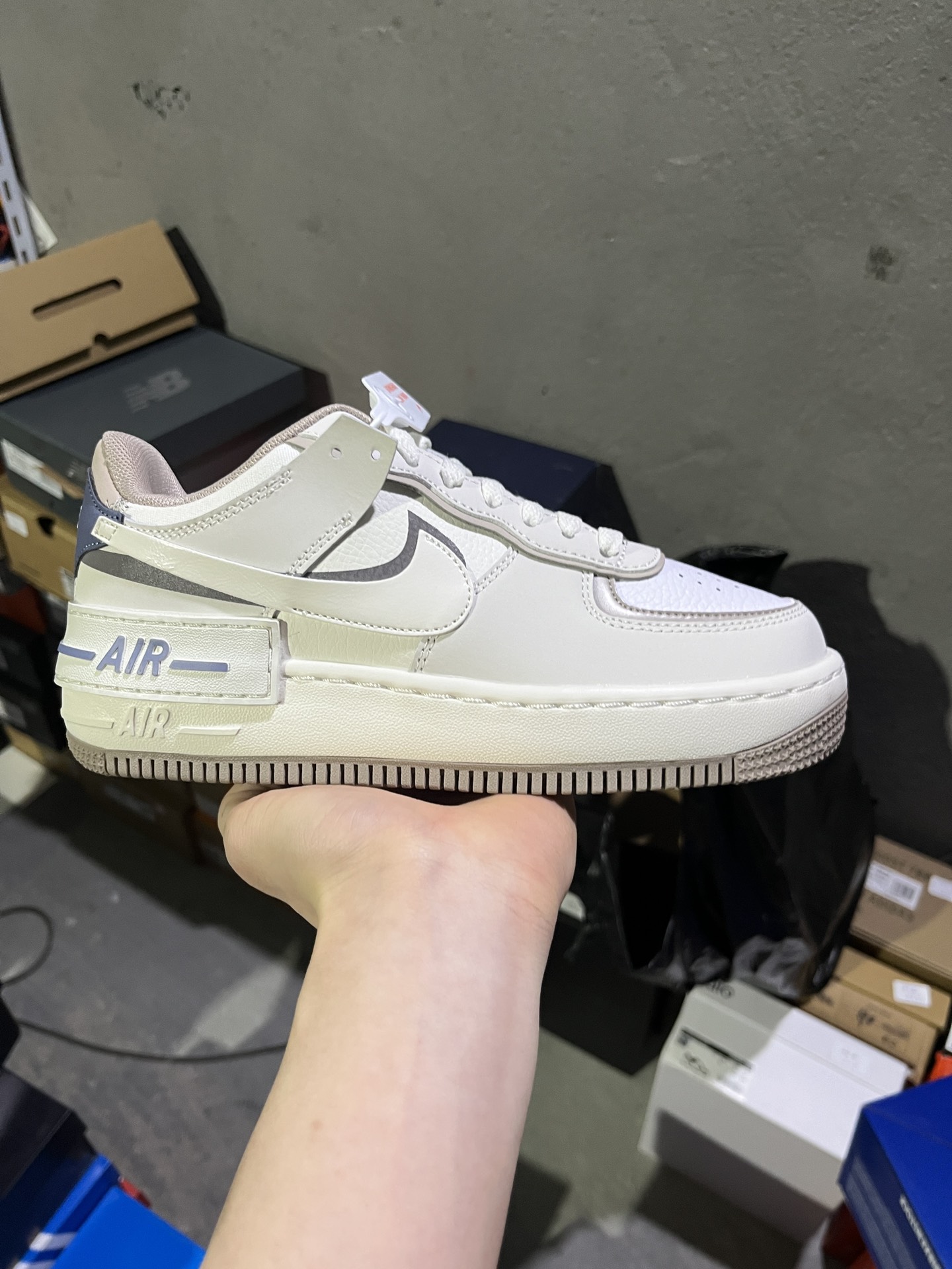 #实拍鉴赏 #仓库随手拍上新
#XC纯原 💰150
Nike AF1 Shadow 舒适柔软 板鞋 女款 米色
货号:IO7594-101
尺码:35-40