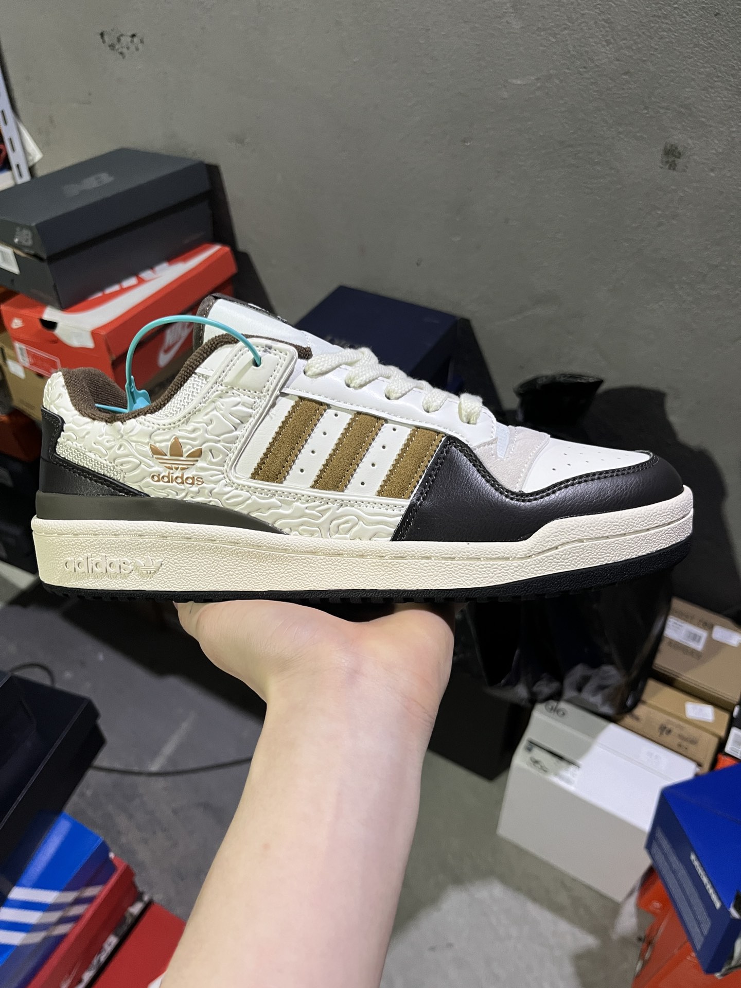 #实拍鉴赏 #仓库随手拍上新
#H版福利 💰110
adidas originals FORUM CL 舒适百搭 耐磨 低帮 板鞋 男女同款 白色
货号:JQ8734
尺码:36-45