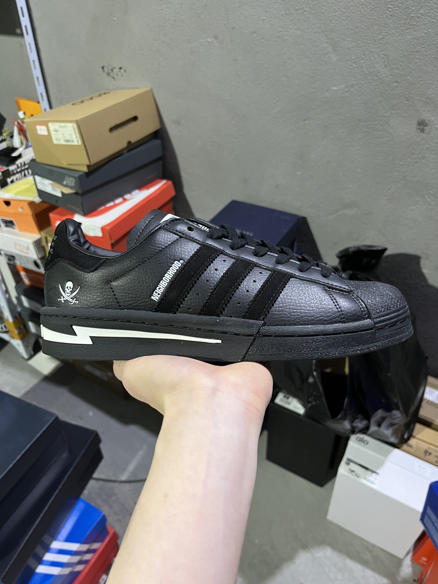 #实拍鉴赏 #仓库随手拍上新
#D版纯原 💰110
NEIGHBORHOOD x adidas originals SUPERSTAR 舒适百搭 防滑耐磨 低帮 板鞋 男女同款 35周年海岛黑联名款 贝壳头系列低帮经典百搭休闲运动板鞋
货号:IE6115
号码:35-45