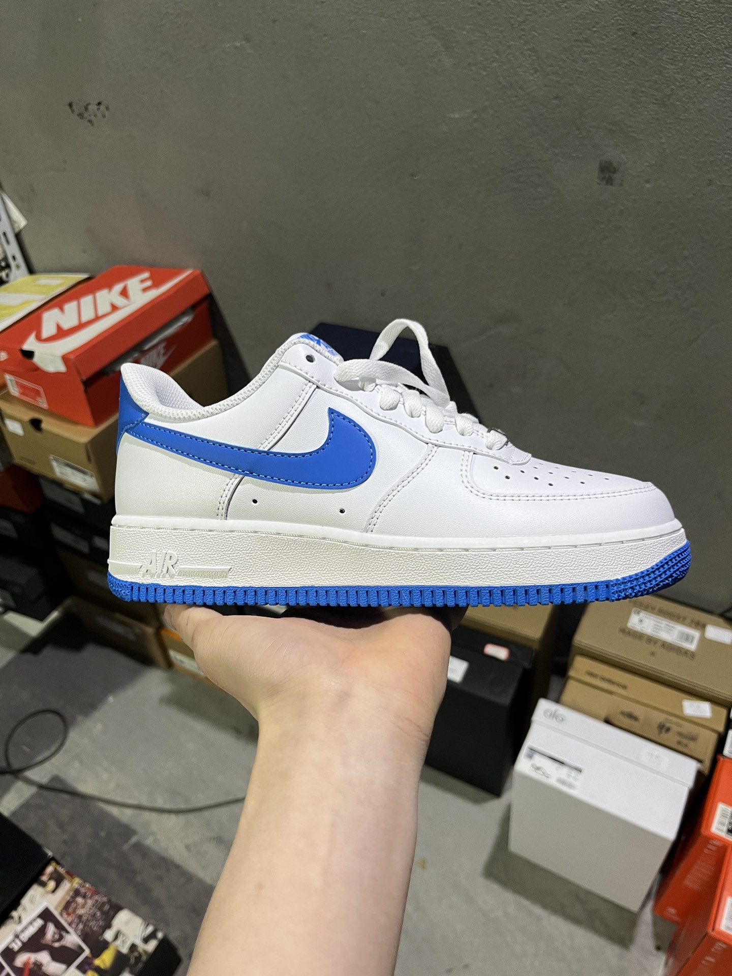 #实拍鉴赏 #仓库随手拍上新
#HY版纯原 💰150
Nike Air Force 1 低帮 板鞋 男款 白蓝
货号:FJ4146-103
尺码:35-46