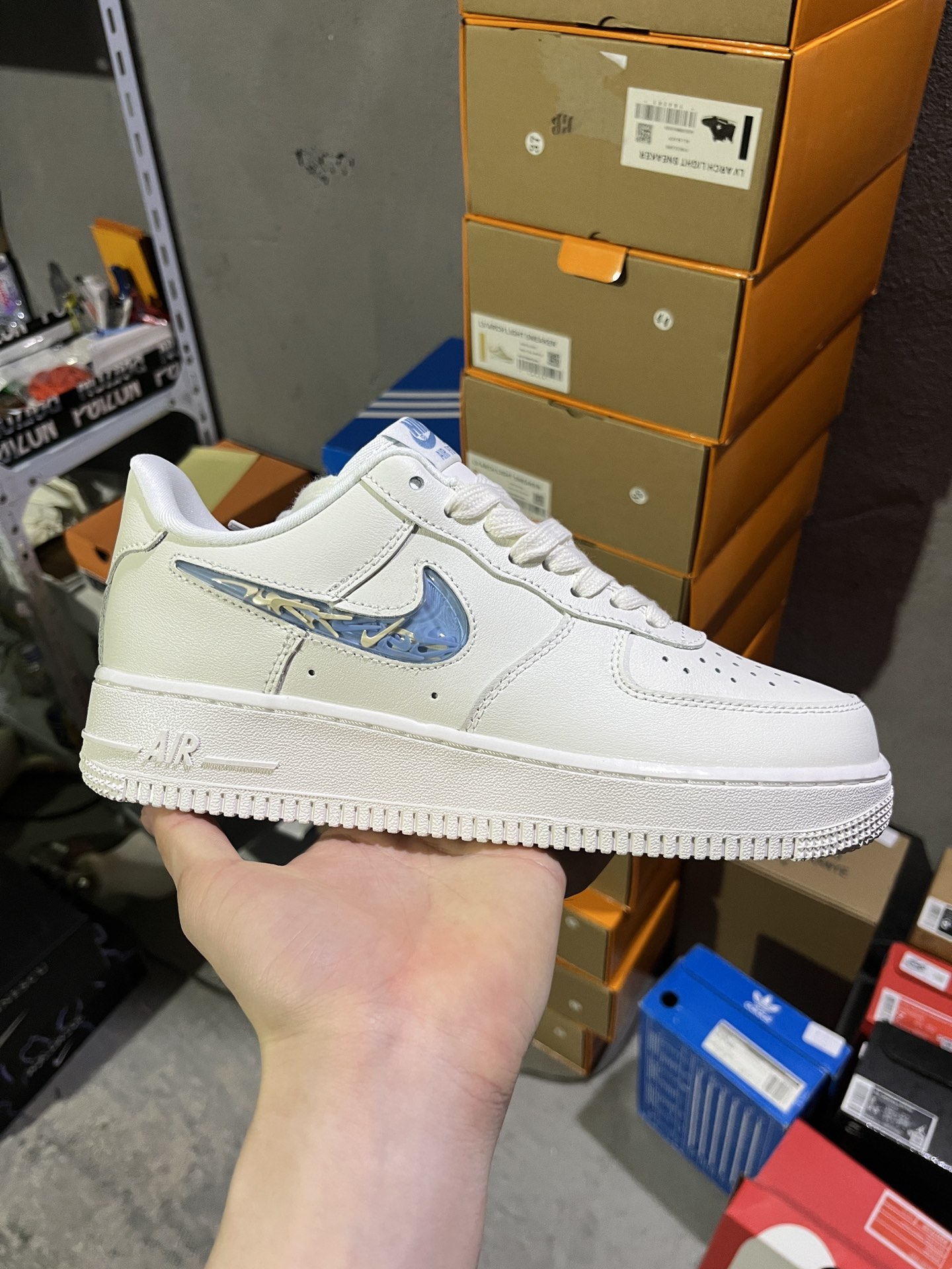 #实拍鉴赏 #仓库随手拍上新
#C版顶级 💰140
Nike Air Force 1 Lv8 3 YOUNG ATHLETES_AF1 潮流时尚百搭 低帮 板鞋 白色 青少年 zd
货号：IM6697-141
尺码：36-45