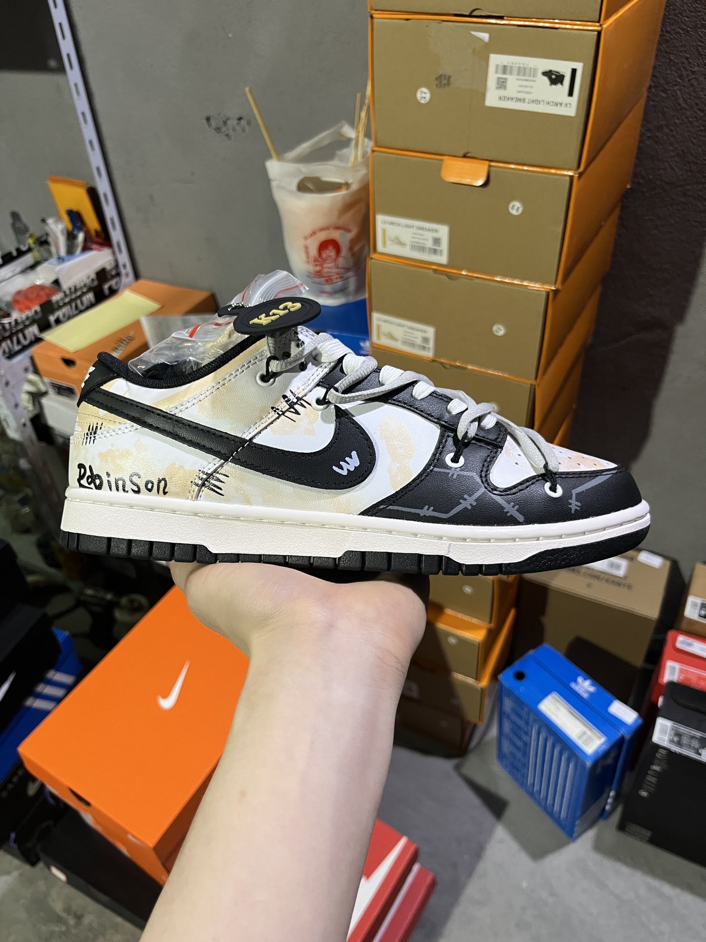 #实拍鉴赏 #仓库随手拍上新
#BG纯原 💰160
【定制球鞋】Nike Dunk 皮革 特殊鞋盒 罗宾森 简约 涂鸦 解构 防滑耐磨 低帮 板鞋 男款 米白黑
货号：DD1391-100(TeamM-男款罗宾森S-BOX)
尺码：36-45