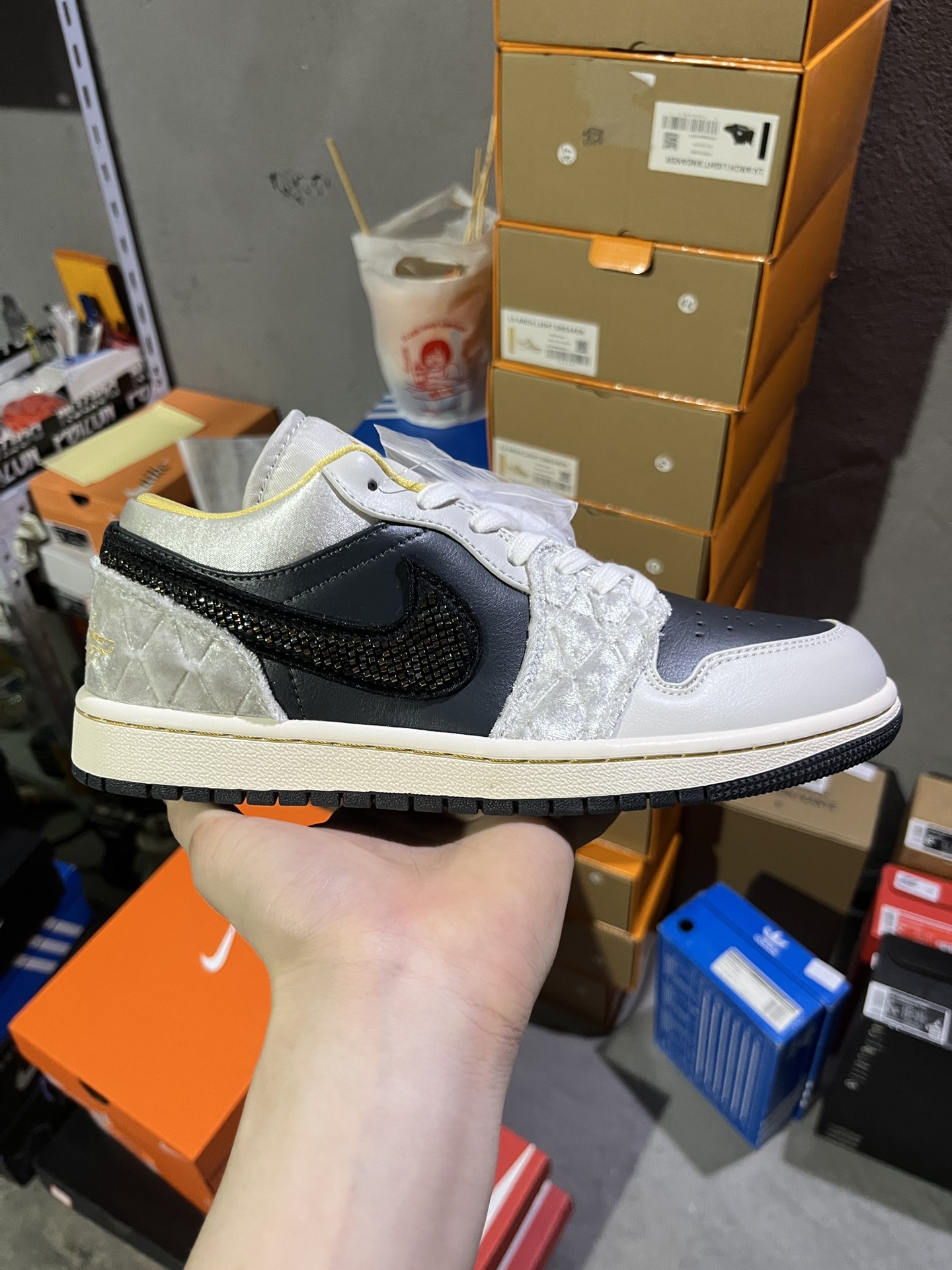 #实拍鉴赏 #仓库随手拍上新
#Y版头层/小DT版 贵色💰100
Jordan Air Jordan 1 low se 绸缎 低帮 复古篮球鞋 男款 黑灰
货号:DV1762-001
尺码:36-45