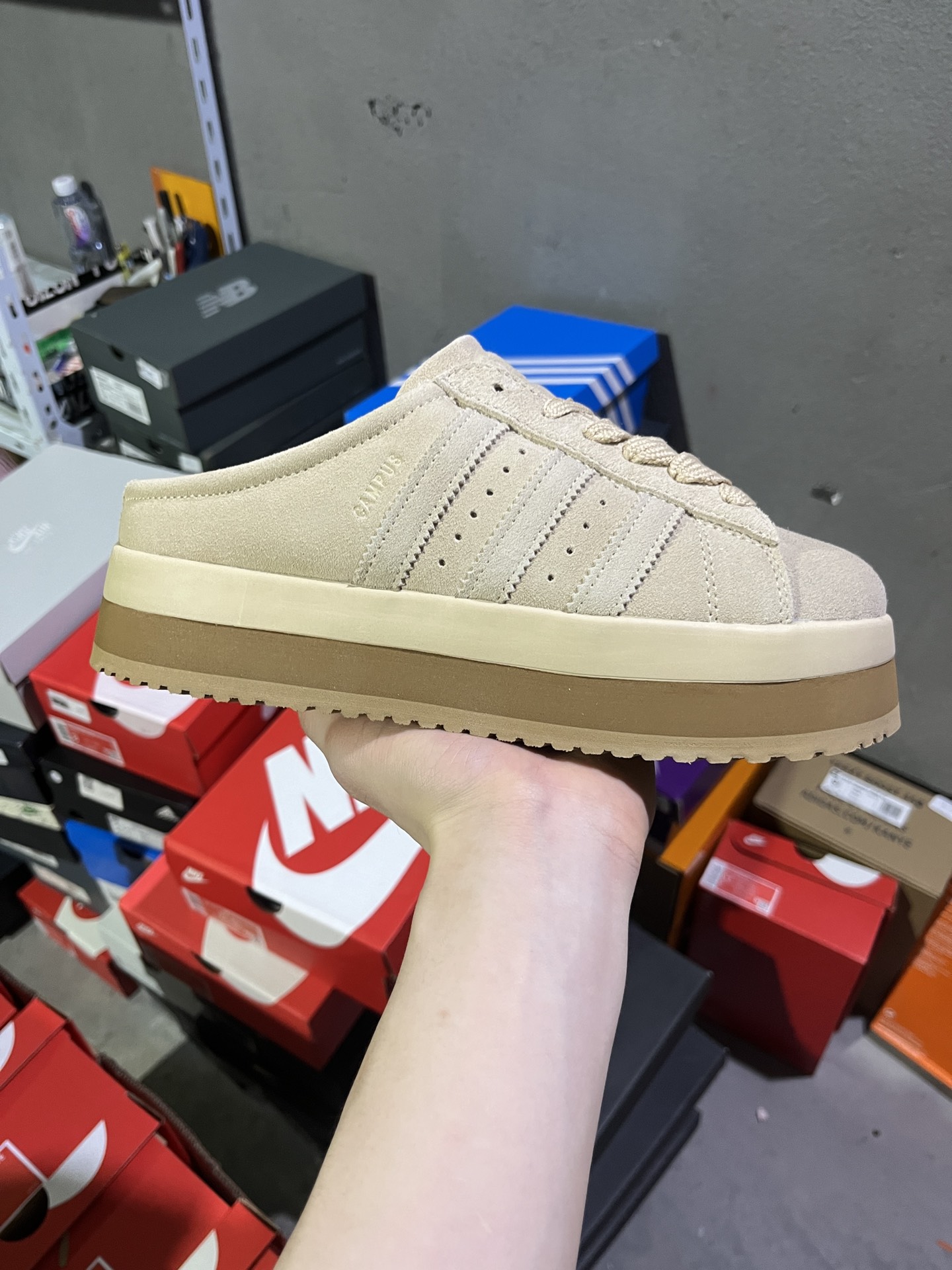 #实拍鉴赏 #仓库随手拍上新
#XY纯原 💰120
adidas originals  CAMPUS 00s 时尚潮流包头拖鞋 女款 米色
货号：JR3732
尺码：36-45