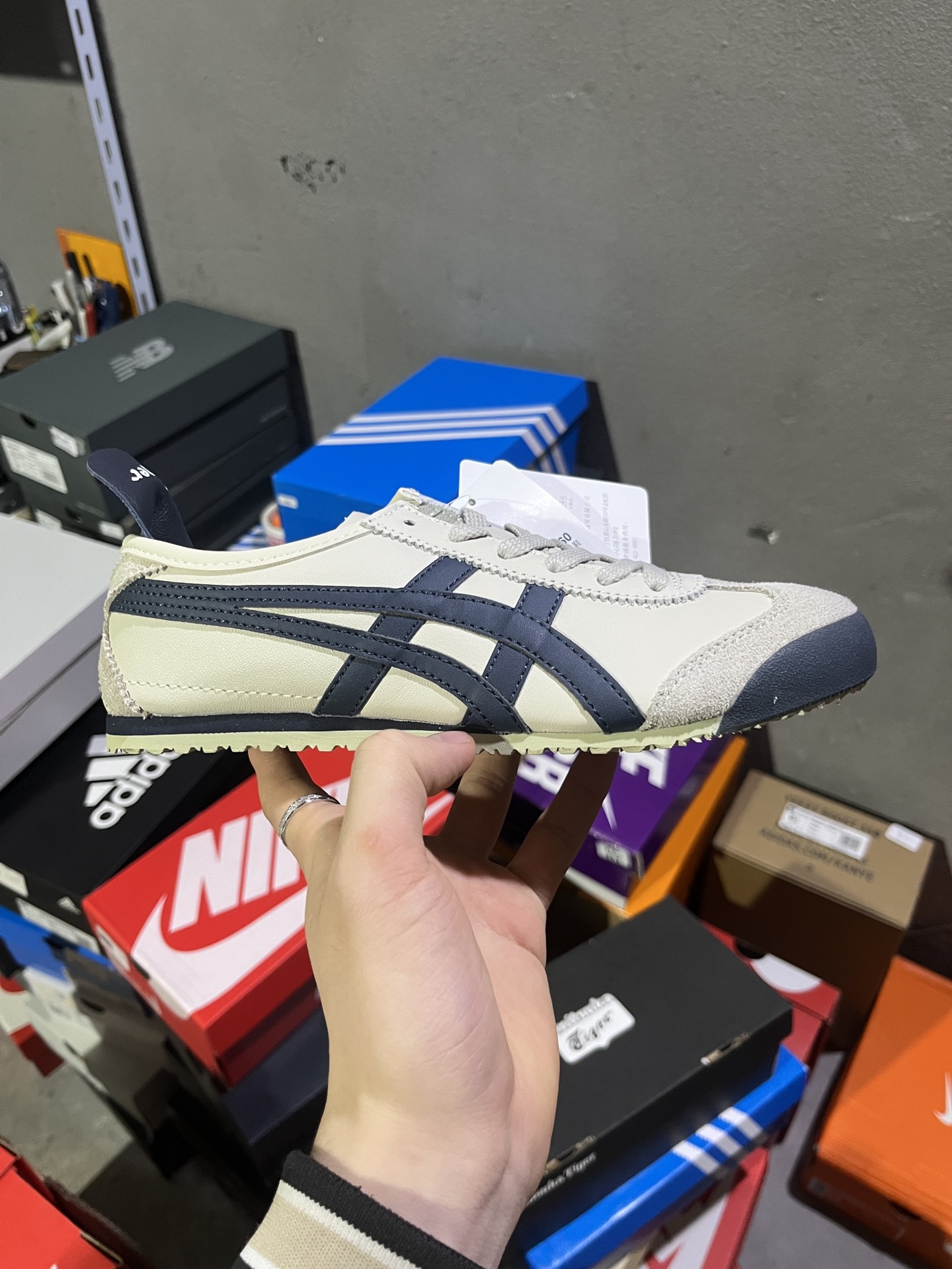 #实拍鉴赏 #仓库随手拍上新
#平台版头层 💰130
Onitsuka Tiger鬼塚虎 MEXICO 66 牛皮皮革 户外 防滑 低帮 生活休闲鞋 男女同款 米藏青
货号：DL408-1659
辅助货号：1183C102-200
尺码：36-45