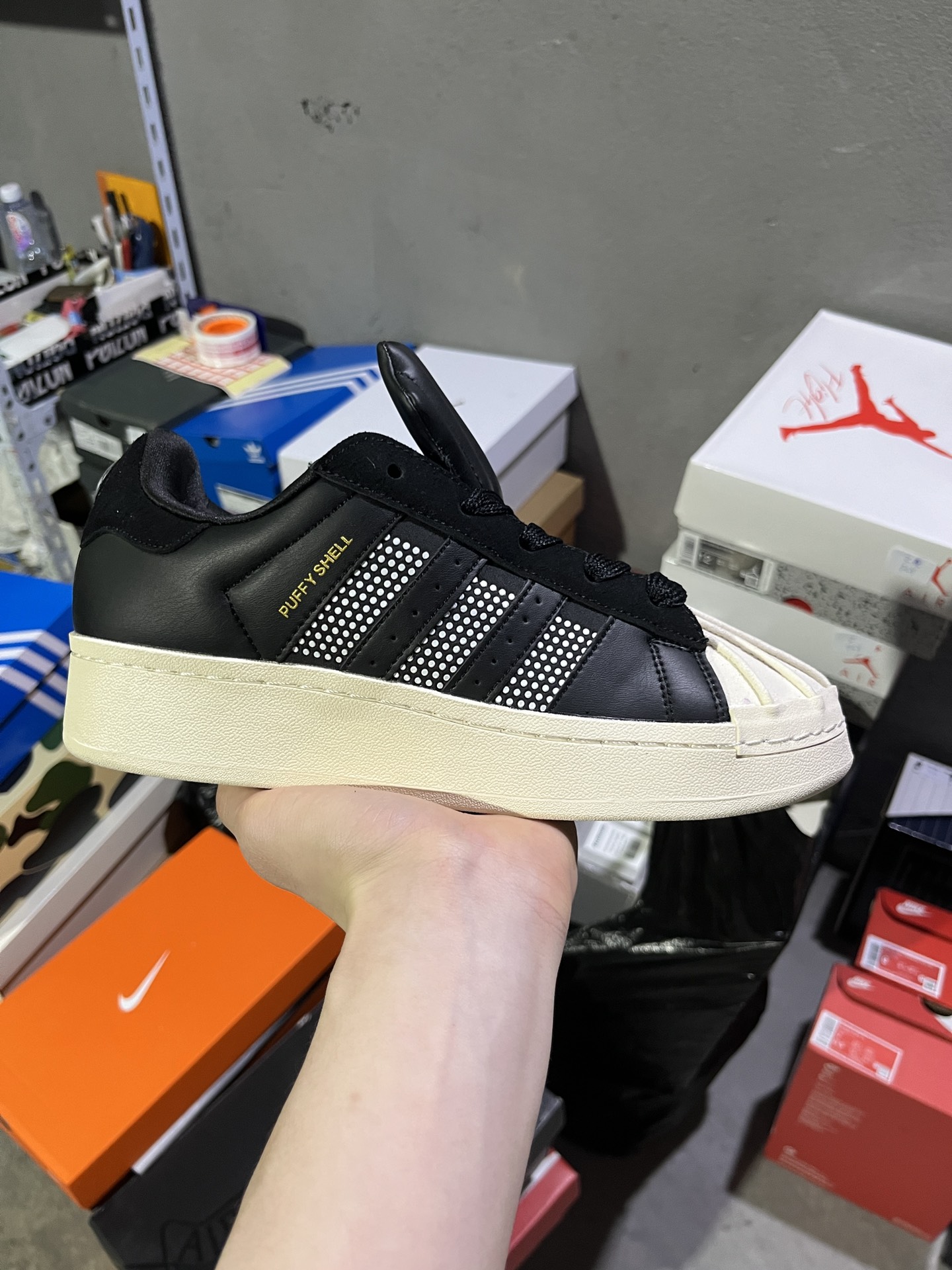 #实拍鉴赏 #仓库随手拍上新
#D版纯原 💰130
GALI x adidas originals SUPERSTAR PUFFY SHELL 贝壳头 时尚舒适 低帮 板鞋 男女同款 黑色
货号:KJ6976
尺码:35-45