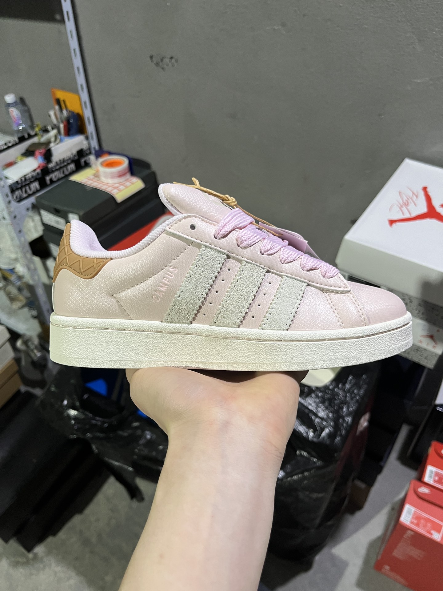 #实拍鉴赏 #仓库随手拍上新
#C版纯原 💰110
adidas originals  CAMPUS 00s 轻便舒适 低帮 板鞋 女款 粉
货号：IH3280
尺码：36-40