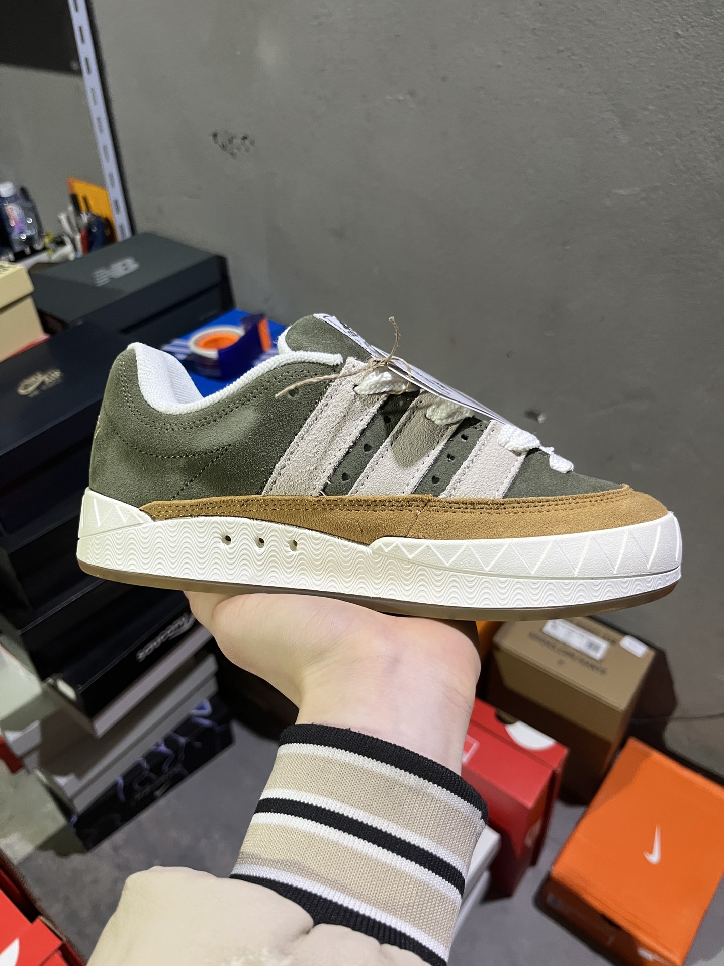 #实拍鉴赏 #仓库随手拍上新
#C版纯原 💰110
HUMAN MADE x adidas originals Adimatic 复古鲨鱼面包 翻毛皮皮革绒面革 舒适 防滑减震 低帮 板鞋 男女同款 绿棕
货号：HP9914
尺码：36-45