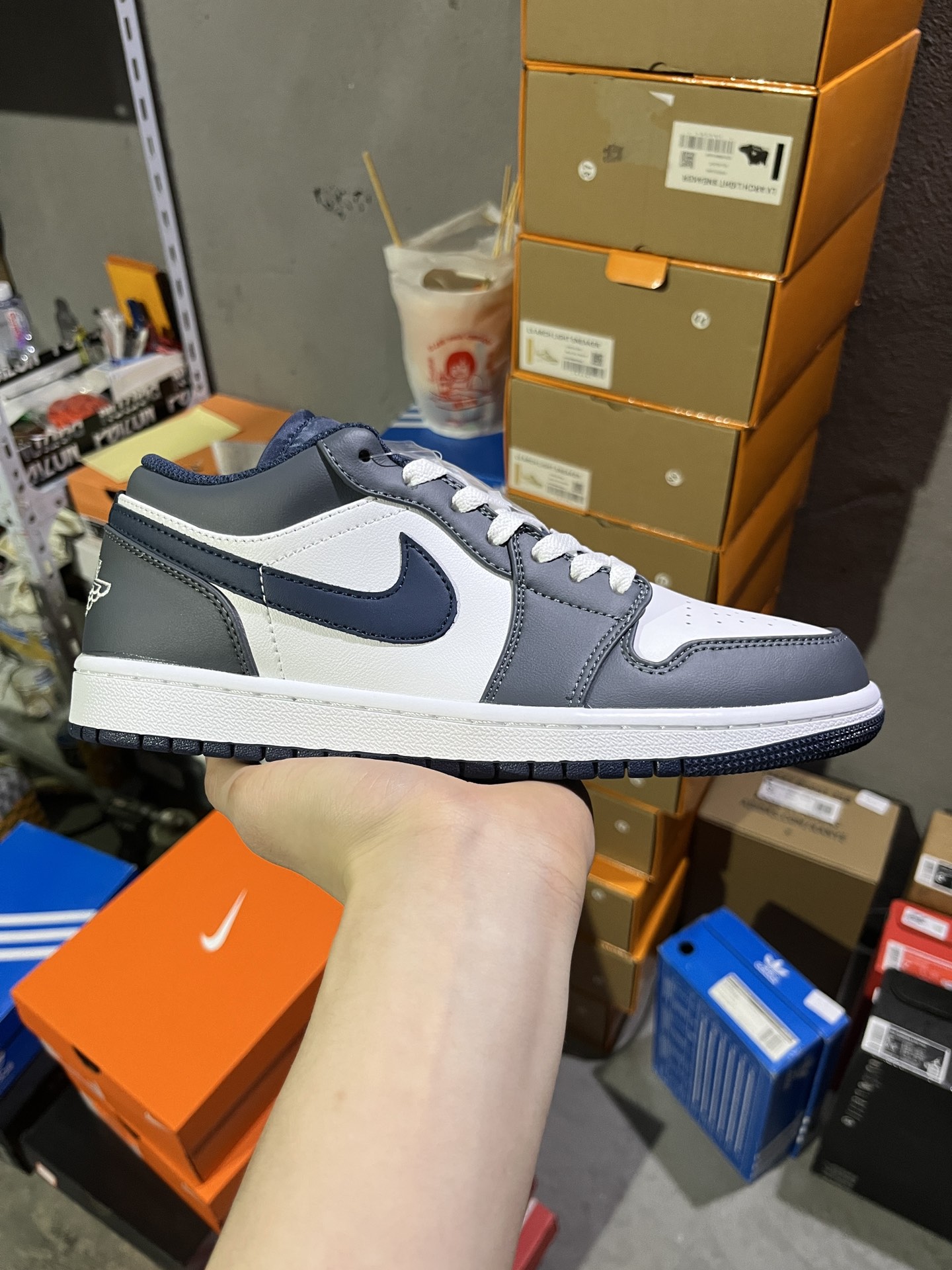 #实拍鉴赏 #仓库随手拍上新
#Y版头层/小DT版 💰90
Jordan Air Jordan 1 low 皮革 舒适 耐磨 低帮 复古篮球鞋 男款 海军蓝
货号：553558-414
尺码：36-46