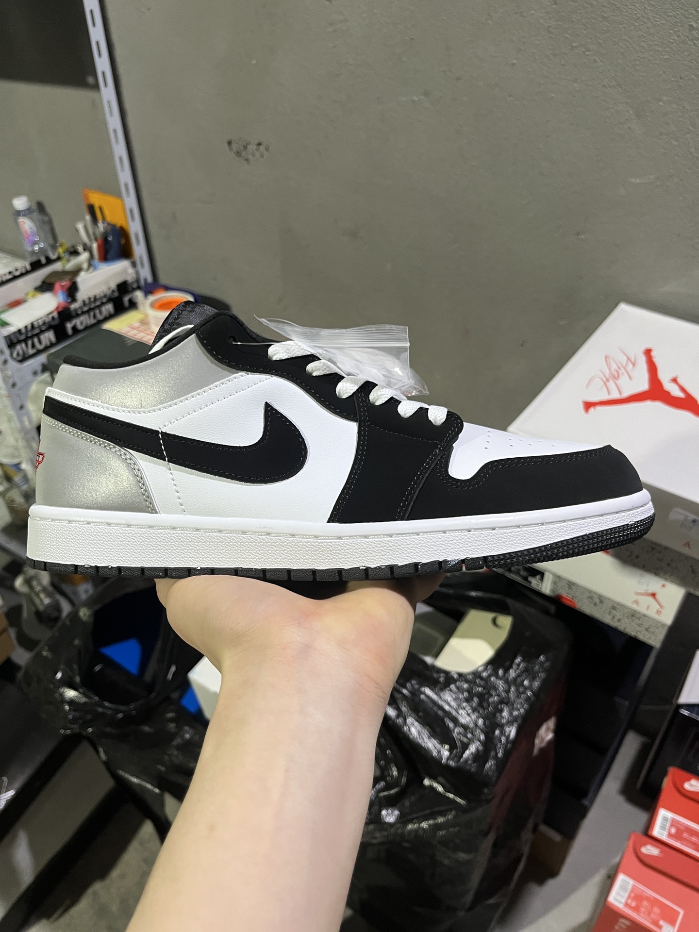 #实拍鉴赏 #仓库随手拍上新
#Y版头层/小DT版 💰90
Jordan Air Jordan 1 舒适 防滑耐磨 低帮 复古篮球鞋 男款 黑白
货号：HF3148-106
尺码：36-46