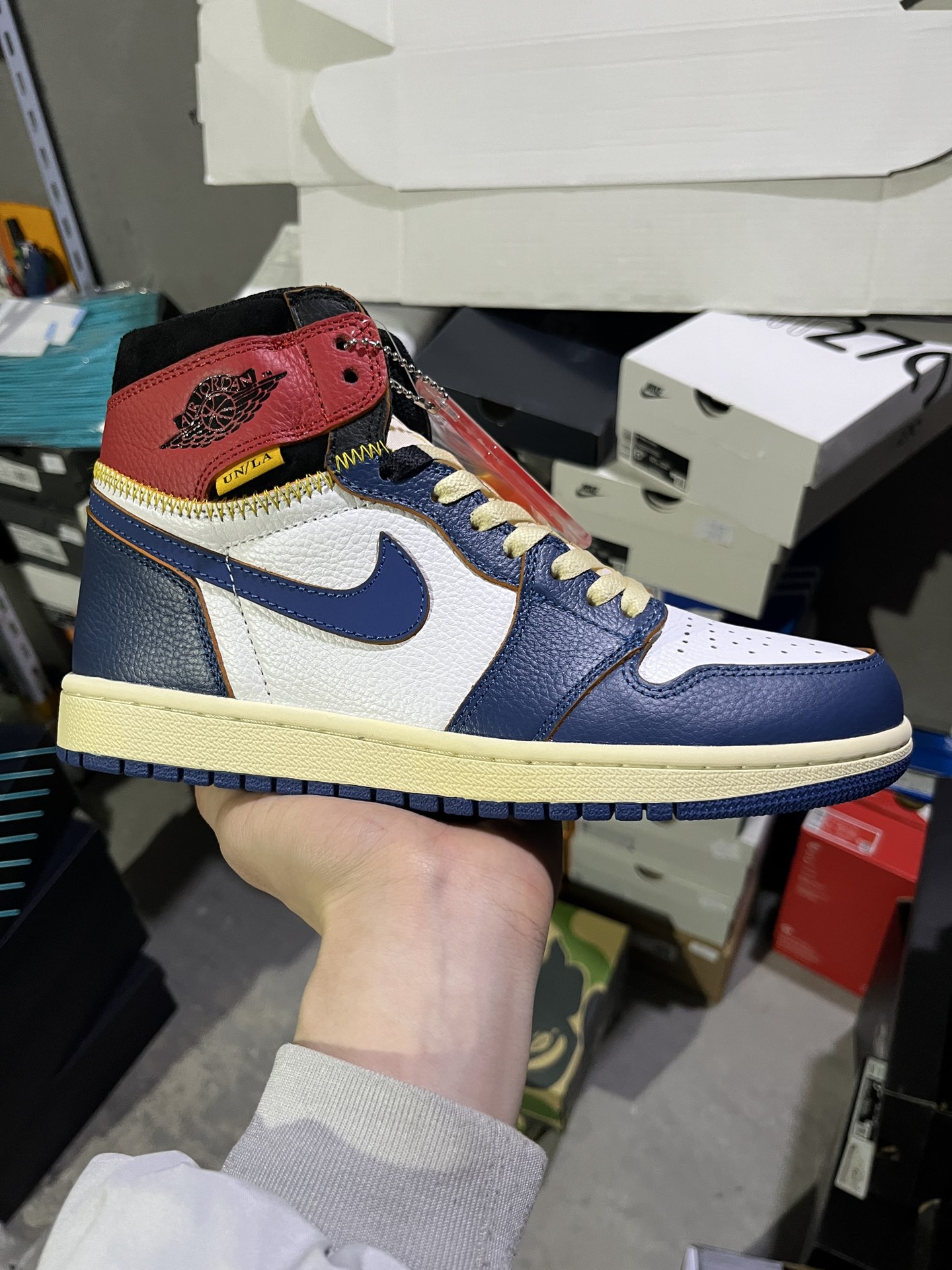 #实拍鉴赏 #仓库随手拍上新
#外贸版头层 💰200
Union x Jordan Air Jordan 1 Retro High Og Nrg 联名款 潮流 高帮 复古篮球鞋 男女同款 蓝黑红
货号:BV1300-146
尺码:36-46