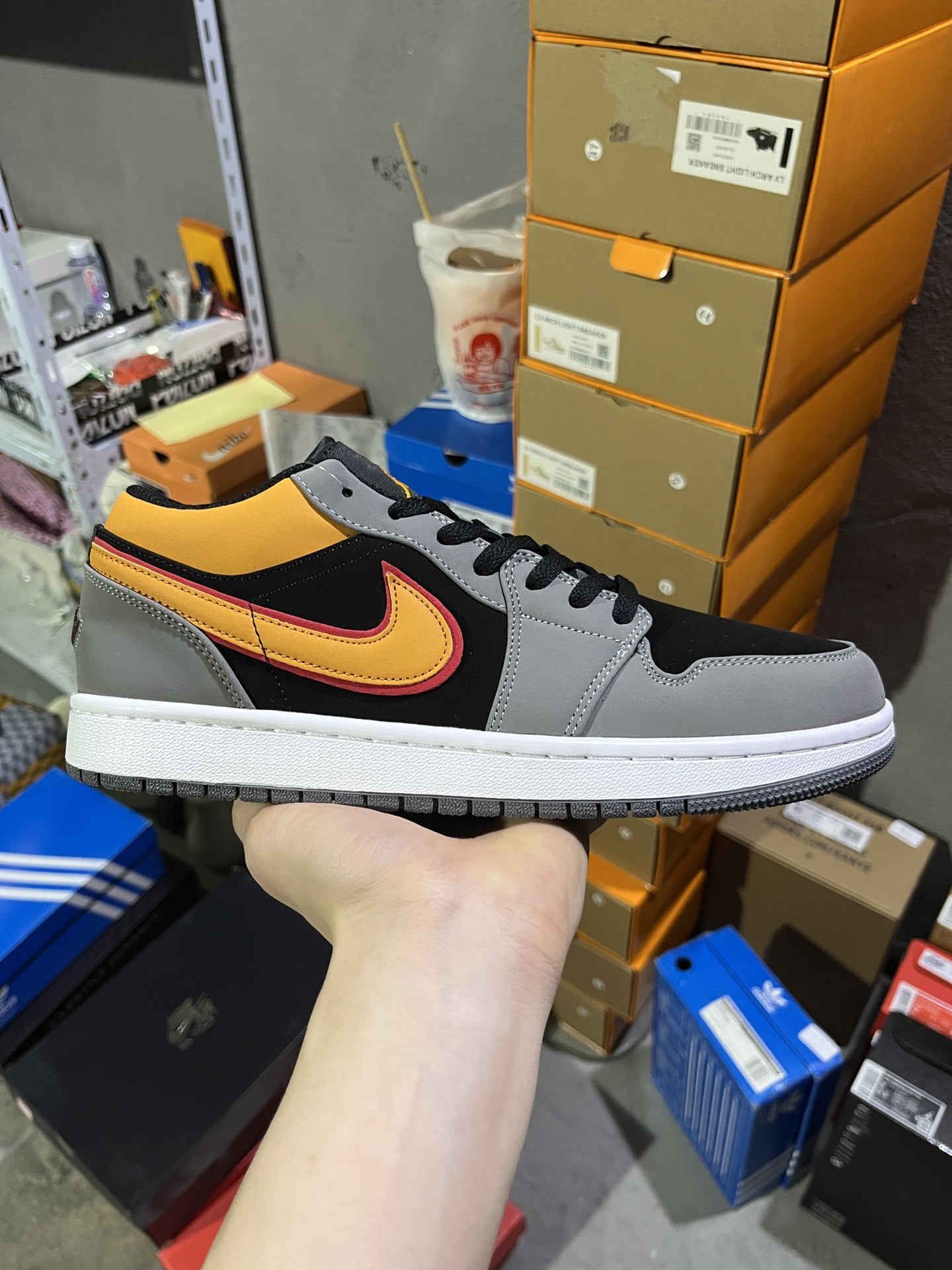 #实拍鉴赏 #仓库随手拍上新
#N版头层 💰100
Jordan Air Jordan 1 Low 潮流 低帮 复古篮球鞋 男款 灰黑
货号：FN7308-008
尺码：36-46