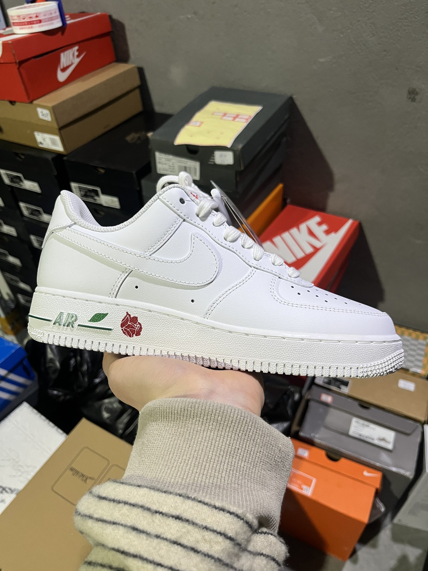 #实拍鉴赏 #仓库随手拍上新
#HY版本 💰150
Nike Air Force 1 '07 LX "Rose" 玫瑰 低帮 板鞋 男女同款 白色
货号：CU6312-100
尺码：35-46