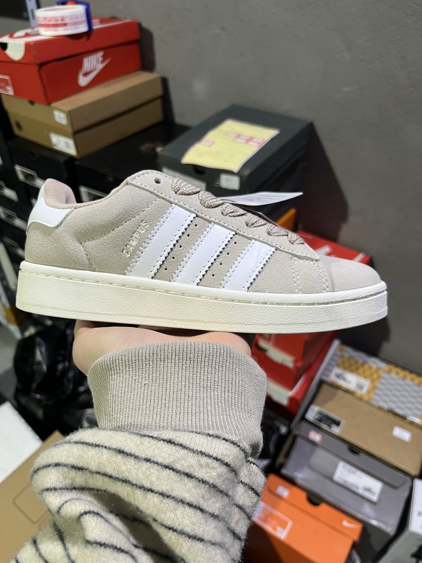 #实拍鉴赏 #仓库随手拍上新
#C版纯原 💰110
adidas originals  CAMPUS 00s 舒适潮流 耐磨轻便 低帮 板鞋 女款 卡其色
货号：HP2924
尺码：36-45