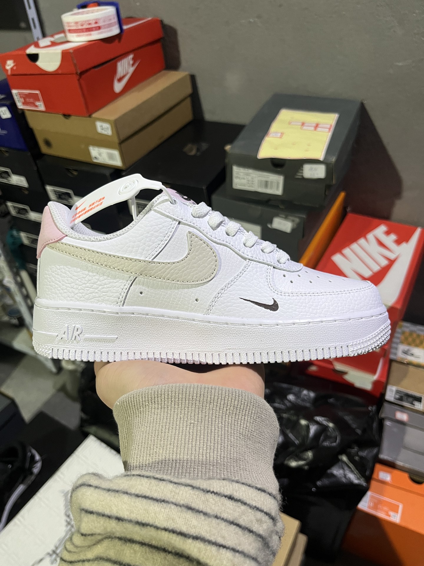 #实拍鉴赏 #仓库随手拍上新
#M版/3A纯原 💰150
Nike Air Force 1 low 低帮 板鞋 女款 白粉色
货号：HF9992-100
尺码：36-45