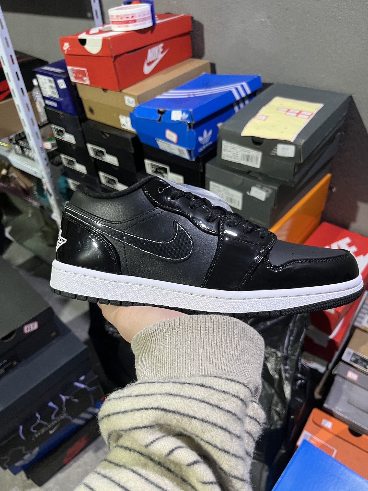 #实拍鉴赏 #仓库随手拍上新
#外贸版头层 💰110
Jordan Air Jordan 1 low se asw "black and white" 潮流 低帮 复古篮球鞋 男款 黑白
货号：DD1650-001
尺码：36-46