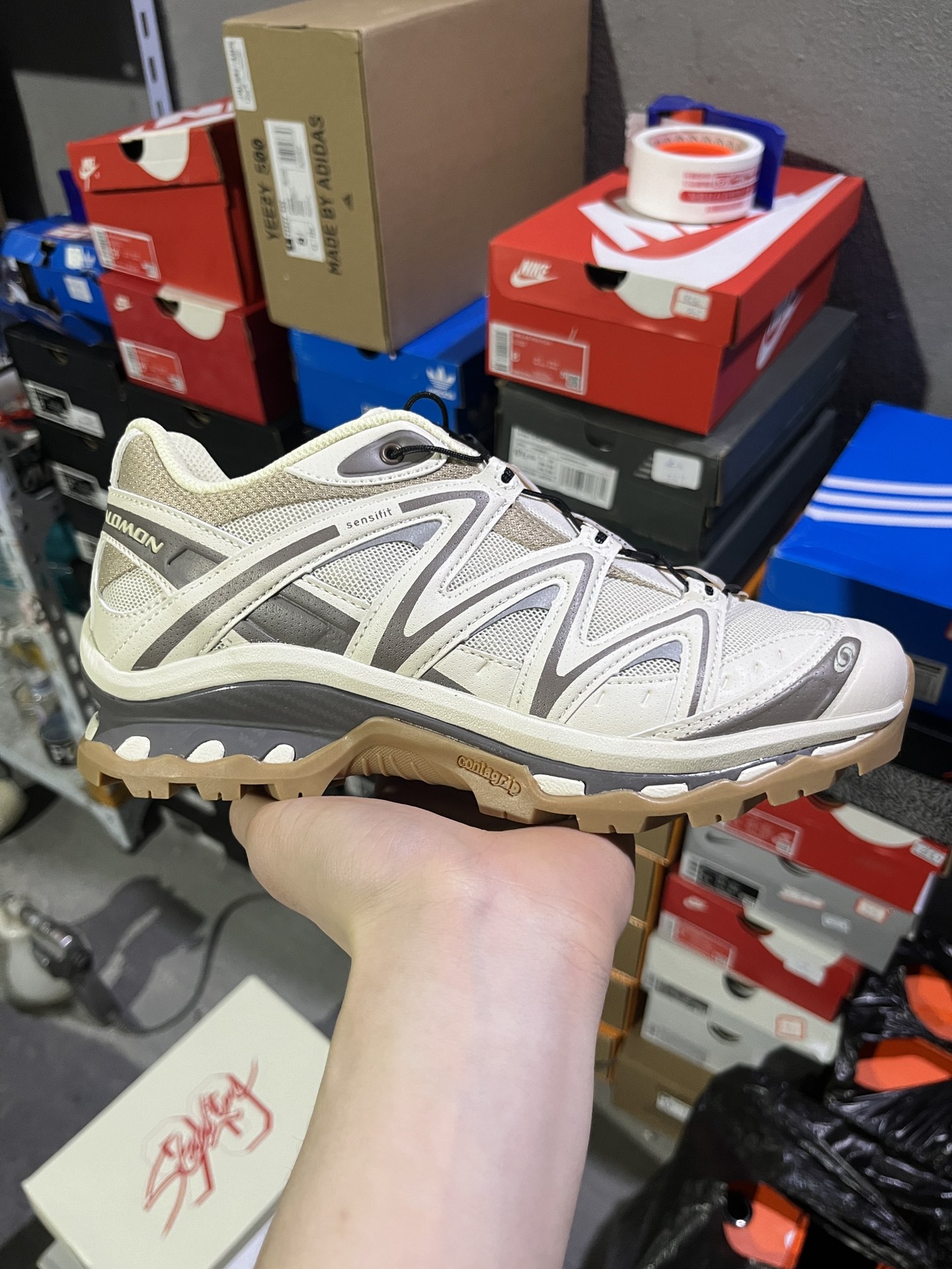 #实拍鉴赏 #仓库随手拍上新
#绿X顶级 💰230
SALOMON萨洛蒙 XT-Quest 织物 系带平跟圆头 减震支撑耐磨 低帮 登山鞋 男女同款 米灰色灰褐色胡椒白
货号:475413
尺码:36-46