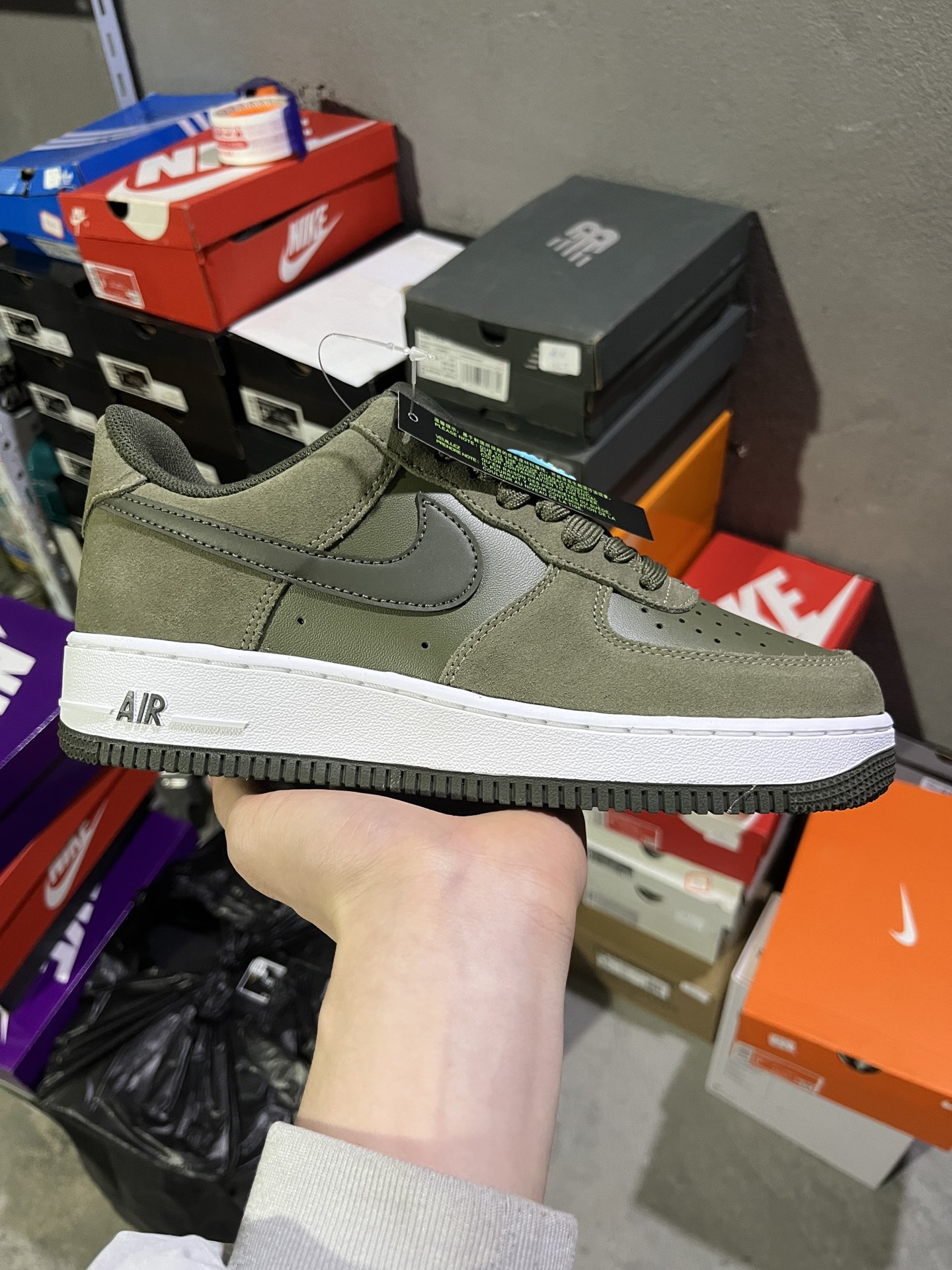 #实拍鉴赏 #仓库随手拍上新
#M版/3A纯原 💰150
Nike Air Force 1 '07 LV8 经典舒适 板鞋 男女同款 绿白
货号：IB6388-200
尺码：36-45