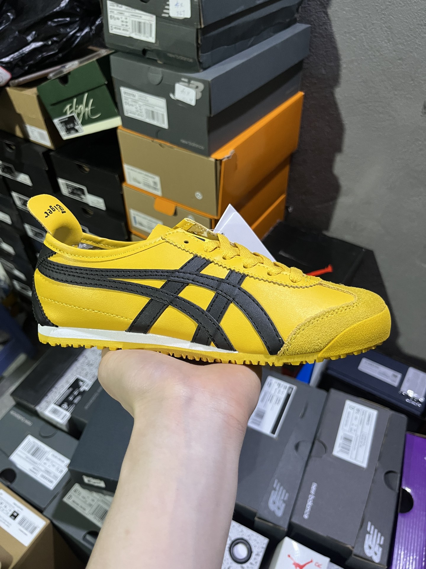 #实拍鉴赏 #仓库随手拍上新
#PM版公司级 💰85
Onitsuka Tiger鬼塚虎 MEXICO 66 复古运动 防滑 低帮 生活休闲鞋 男女同款 黄色
货号:DL408-0490
辅助货号:1183C102-751
尺码:35-45