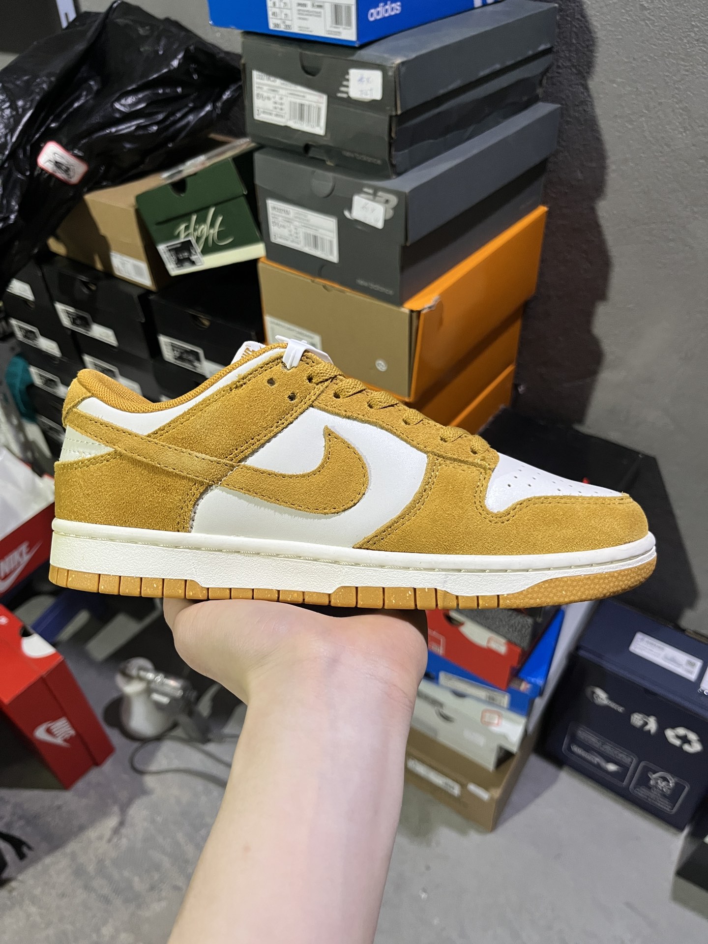 #实拍鉴赏 #仓库随手拍上新
#CZ公司级 💰100
Nike Dunk Low Next Nature“Flax Suede” 防滑 低帮 板鞋 女款 白棕
货号：HJ7673-100
尺码：36-45