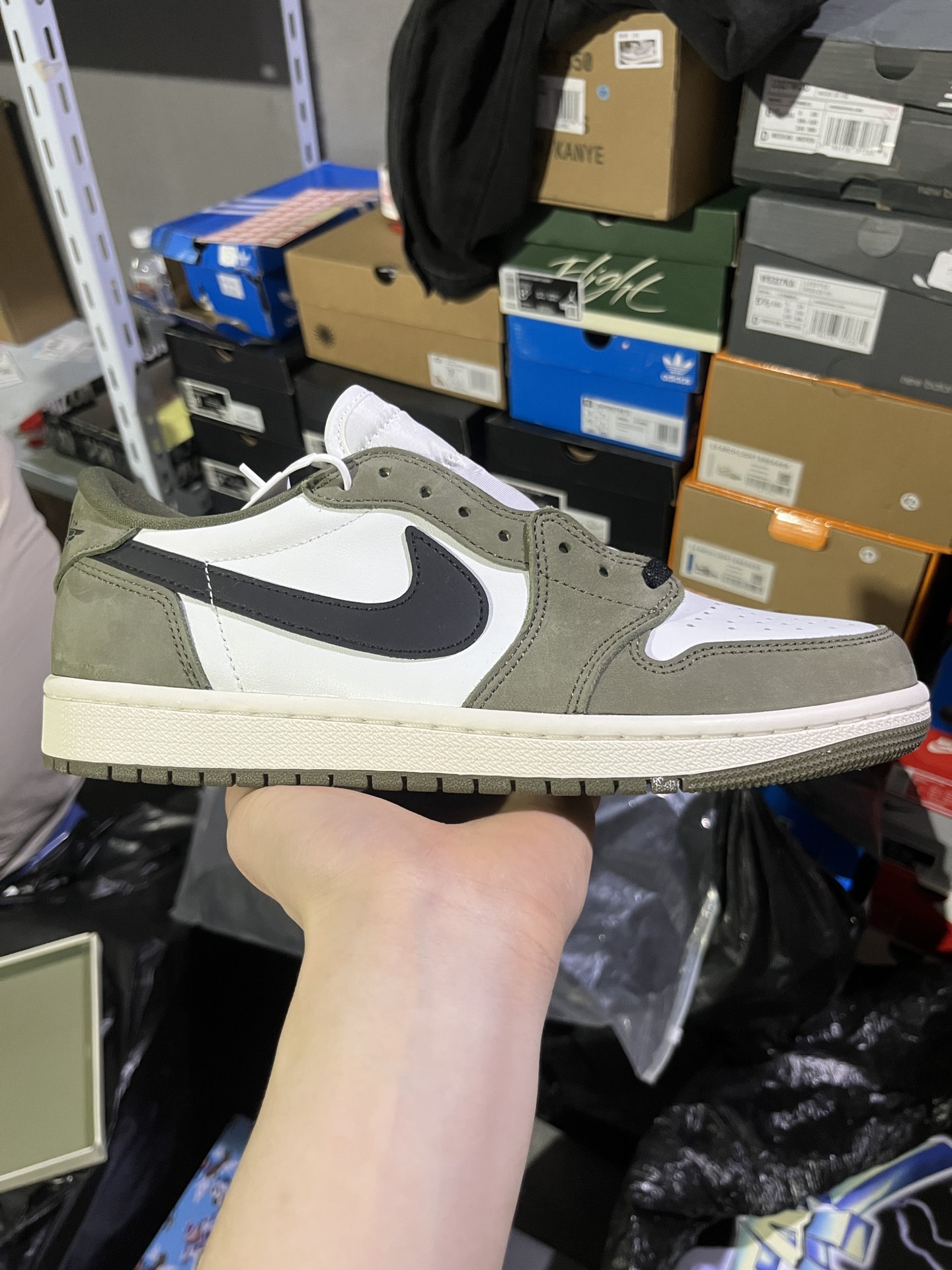 #实拍鉴赏 #仓库随手拍上新
#新F版/KZ神版 💰180
Jordan Air Jordan 1 Retro Low OG 时尚舒适 防滑耐磨 低帮 复古篮球鞋 男款 绿色
货号：HQ6998-200
尺码：36-47