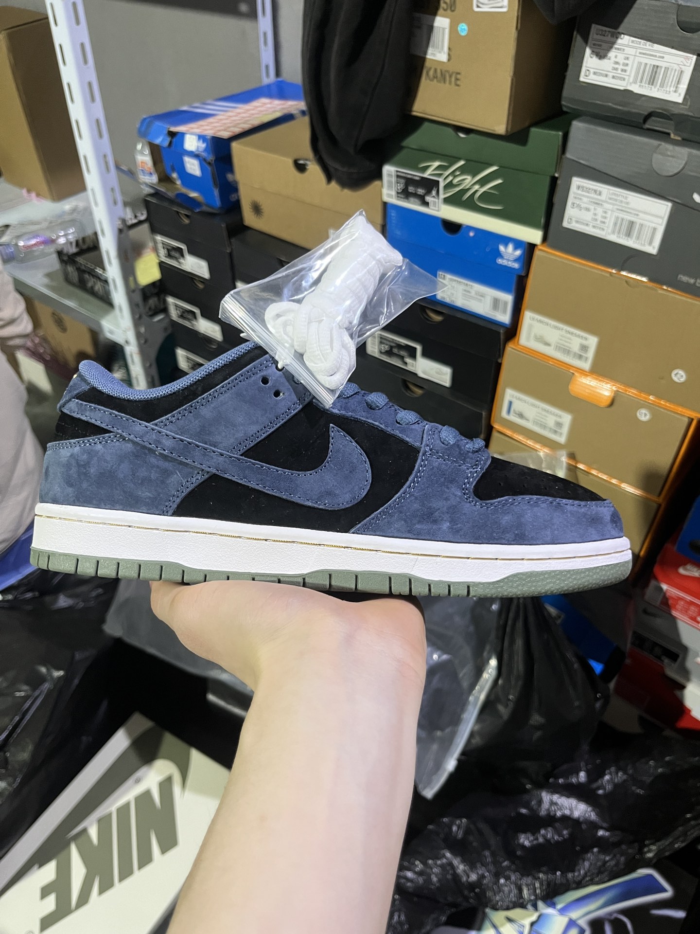 #实拍鉴赏 #仓库随手拍上新
#L版公司级 💰150
【定制球鞋】Nike Dunk SB 多巴胺 潮流 耐磨 低帮 板鞋 男女同款 蓝黑绿
货号：HF3063-002
尺码：36-46