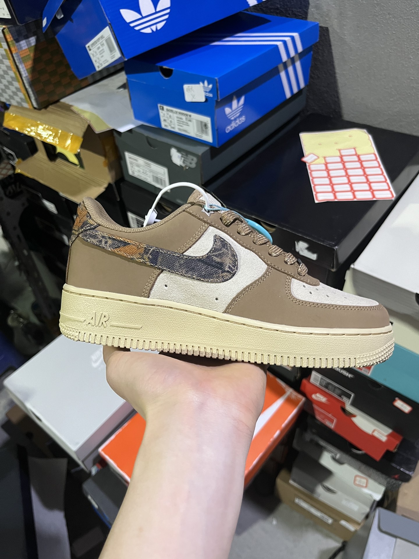 #实拍鉴赏 #仓库随手拍上新
#M版/3A纯原 💰150
Nike Air Force 1 经典舒适 低帮 板鞋 男女同款 棕色
货号：IO9803-200
尺码：36-45