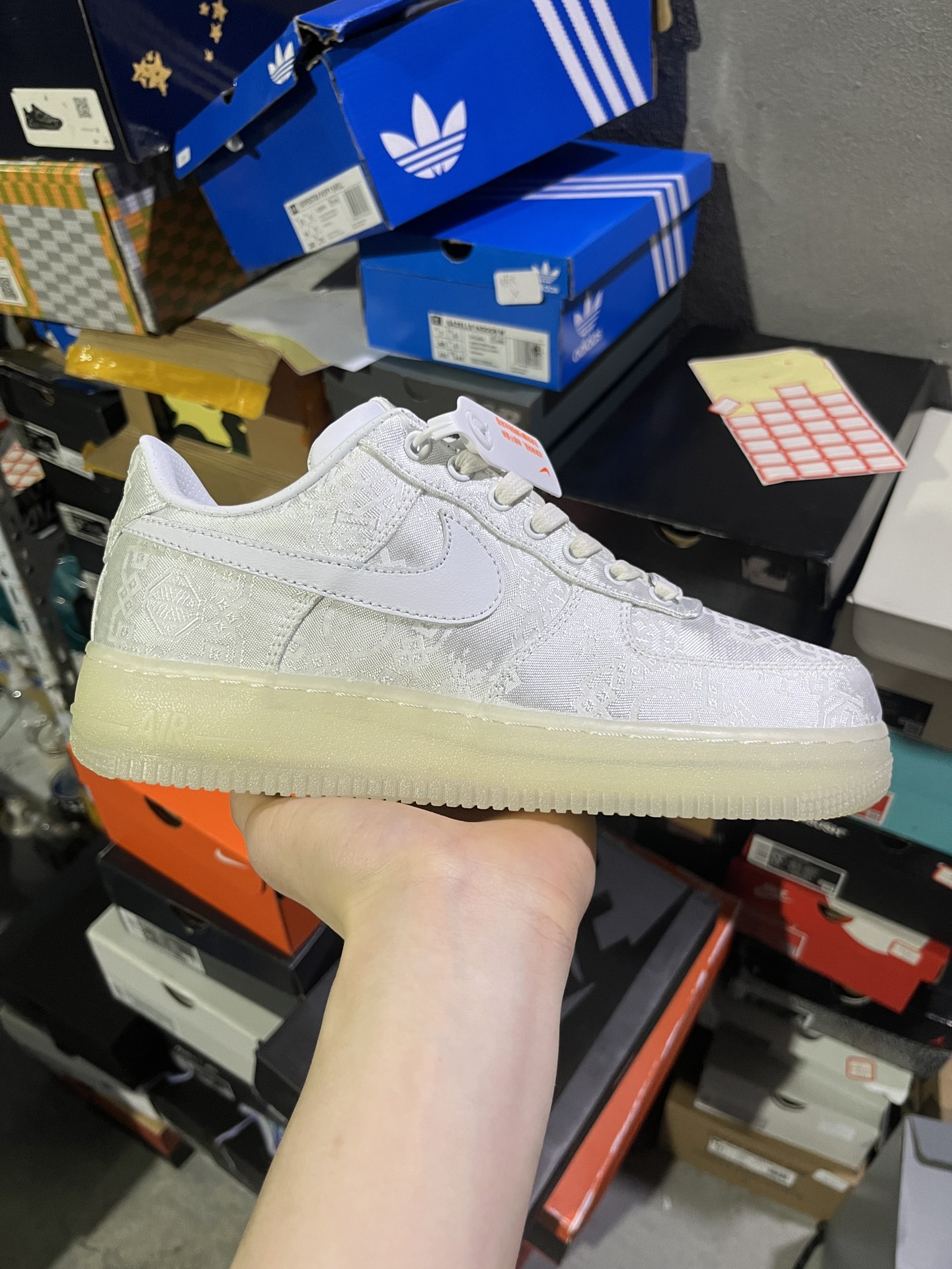 #实拍鉴赏 #仓库随手拍上新
#X版纯原 💰170
CLOT x Nike Air Force 1 CLOT WORLD OG款 陈冠希 撕撕乐 低帮 板鞋 男女同款 白色 2018年版
货号：AO9286-100
尺码：36-45