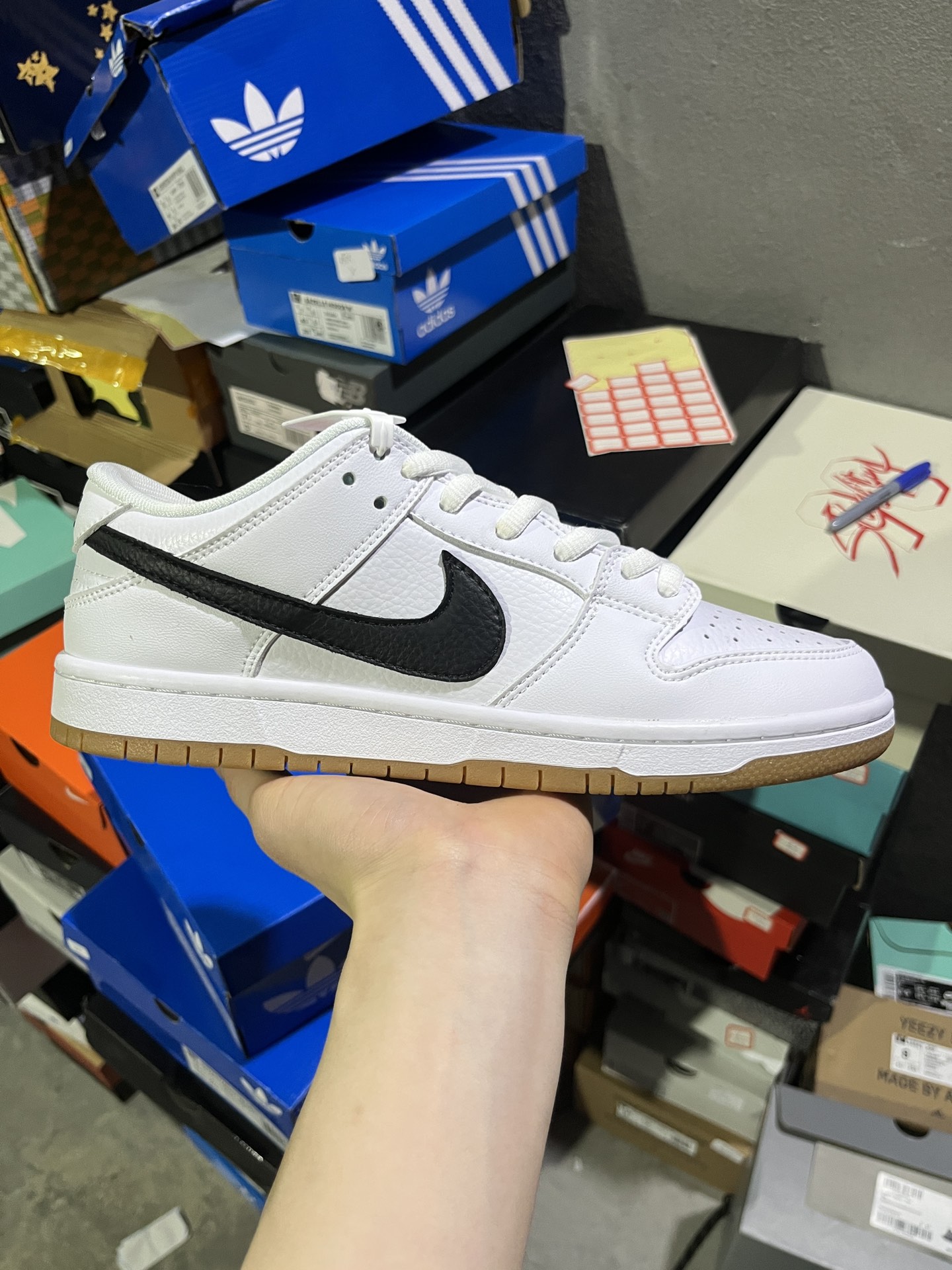 #实拍鉴赏 #仓库随手拍上新
#史诗版福利套现 💰150
Nike Dunk SB SB Pro Iso "Orange Label" PU 潮流百搭 低帮 板鞋 男女同款 白黑
货号:CD2563-100
尺码:35-47