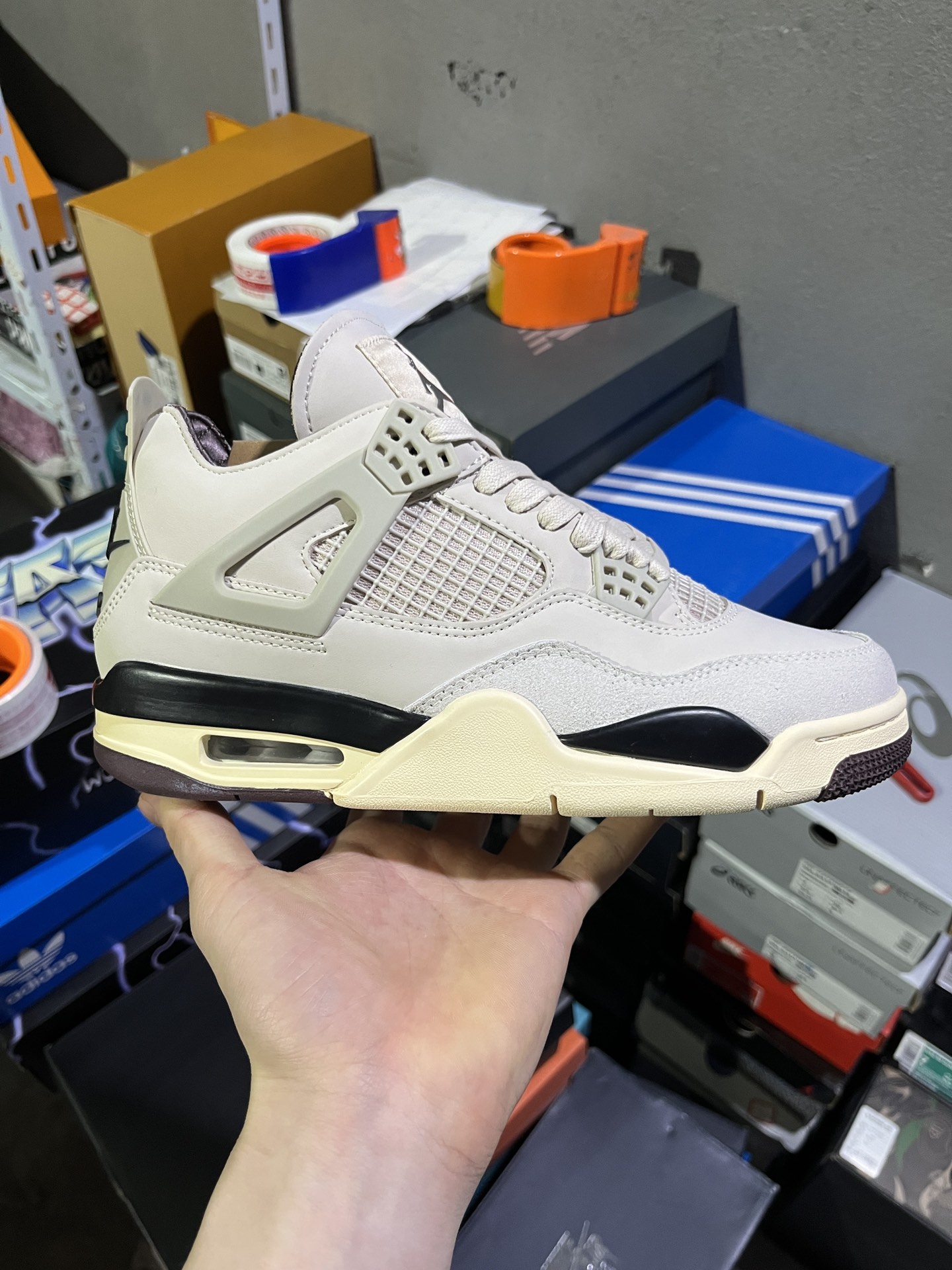 #实拍鉴赏 #仓库随手拍上新
#W版纯原 💰200
A Ma Maniére x Jordan Air Jordan 4 “While You Were Sleeping” 舒适简约 防滑 中帮 复古篮球鞋 女款 粉色
货号：FZ4810-200
尺码：36-47