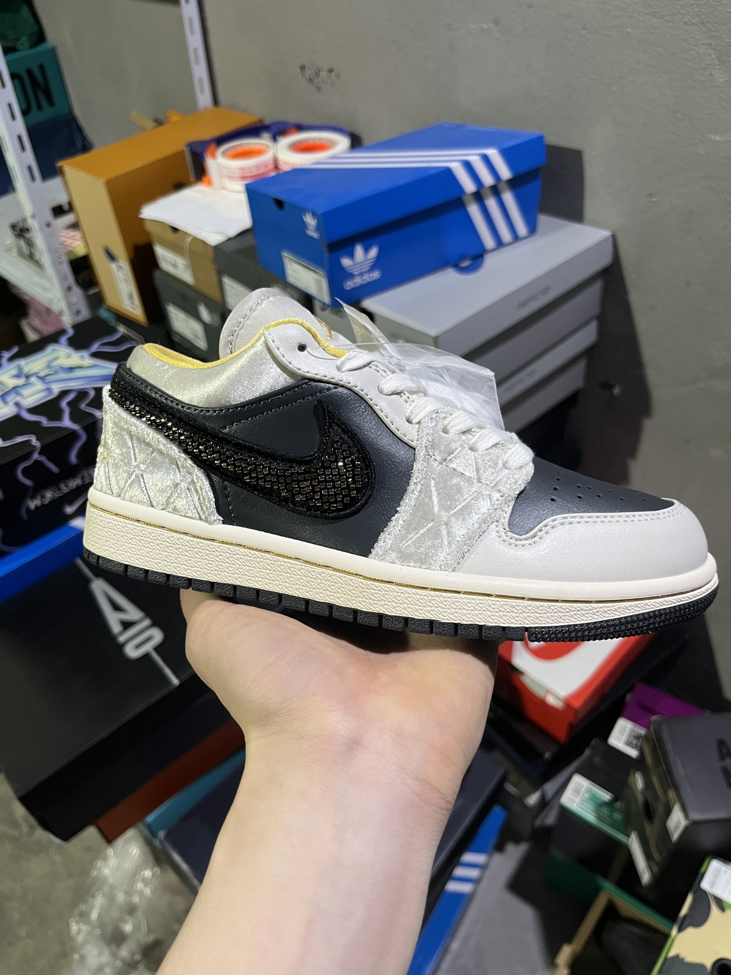 #实拍鉴赏 #仓库随手拍上新
#Y版头层/小DT版 💰90
Jordan Air Jordan 1 low se 绸缎 低帮 复古篮球鞋 男款 黑灰
货号：DV1762-001
尺码：36-46